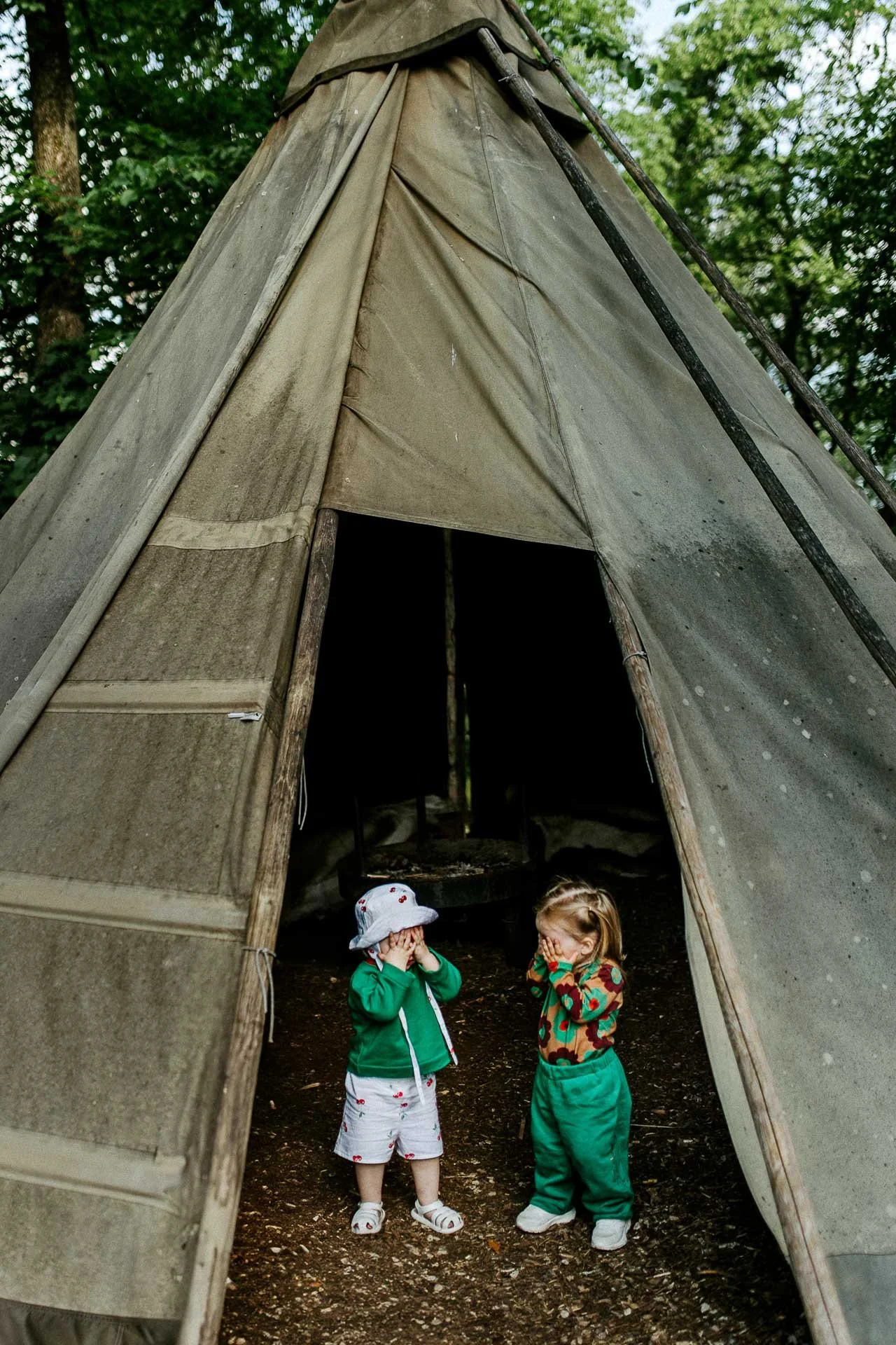 fargerikebilder av barn i lek til fæbrik sin bok fæbrik kids tatt utendørs på geitmyra matkultursenter. forfattere Jenny Skavlan, Ingrid Bergtun, Mari Norden og Ingrid Vik Lysne forlag Pullman publishing