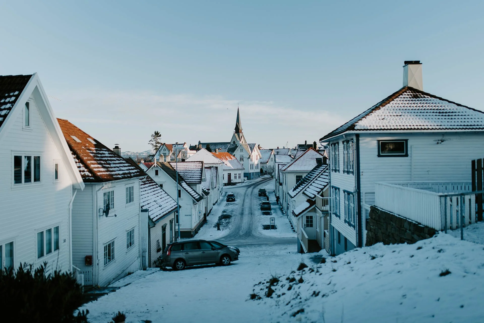 Oversiktsbilde tatt fra Storhaug mange hus og kirke naturlig lys, reklamefotografering for stavanger kommune, områdesatsingen på Storhaug tatt på vinteren i snø og lav sol