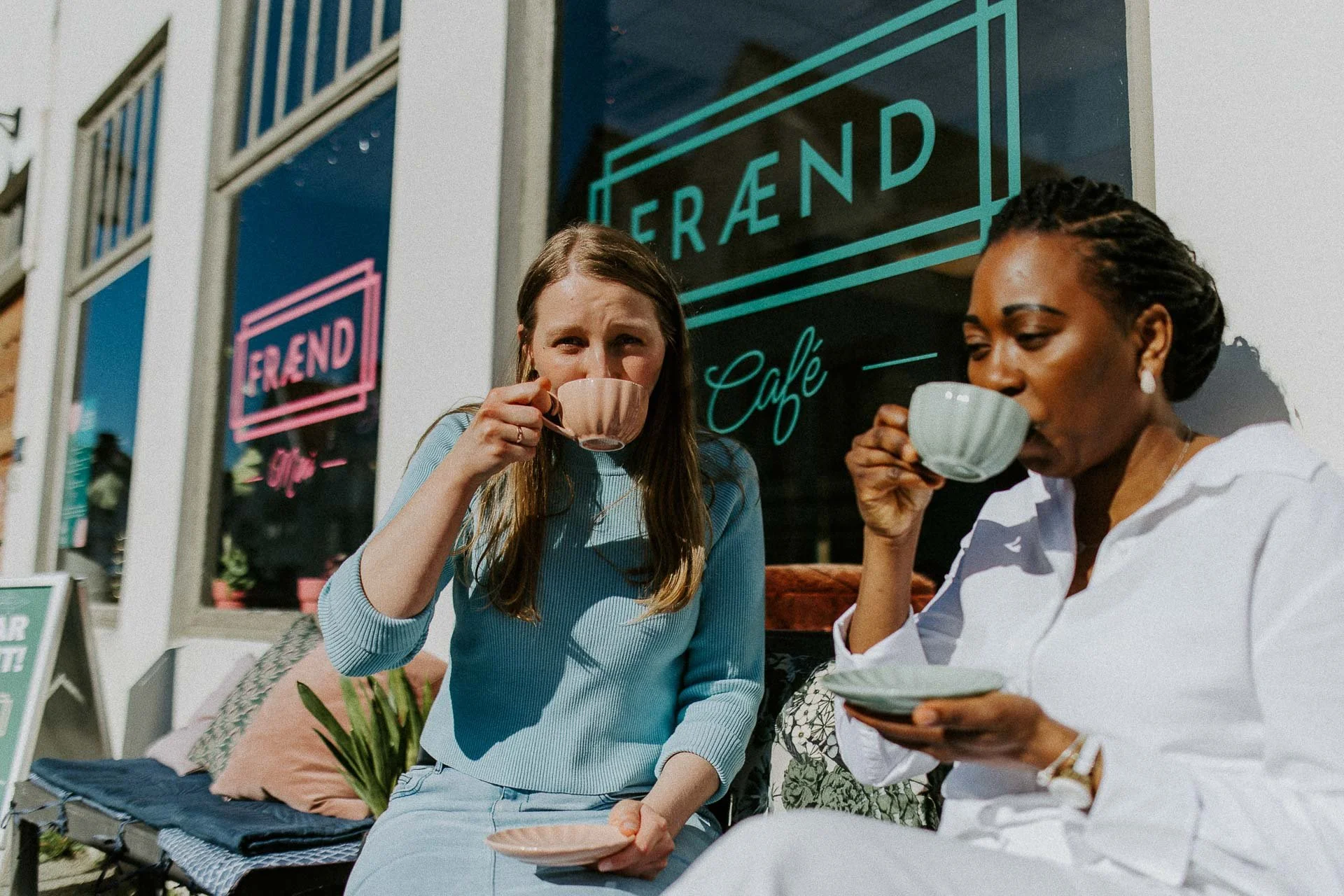 Bildene for Frænd som viser ansatte i arbeid, miljøet rundt dem og maten som serveres. naturlig lys