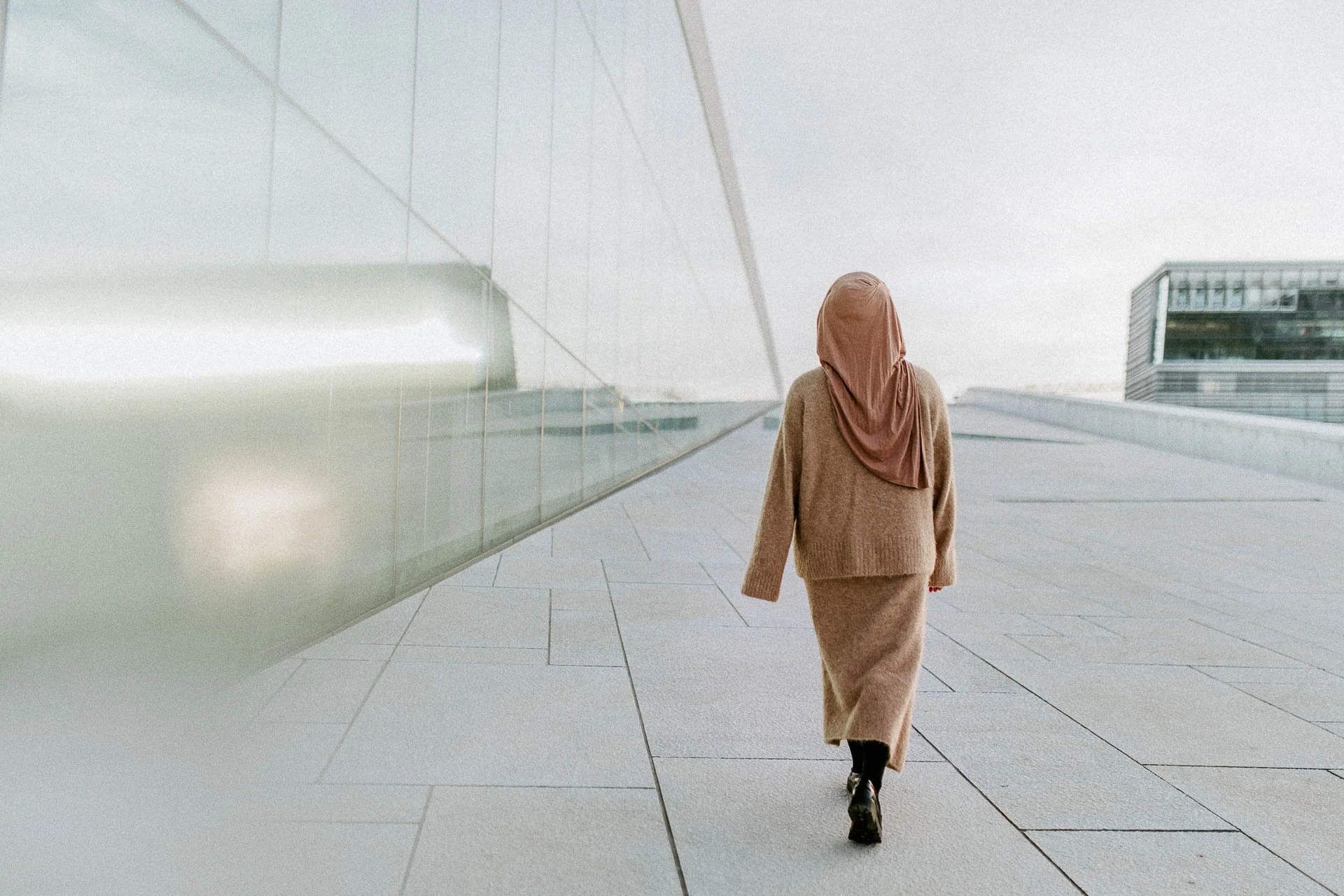 portrett av Iman Meskini  Fotografering av mennesker til bokprosjekt for Iman Meskini, utgitt på Pullman Publishing. Portrettene er fotografert i naturlig lys i Oslo. operataket i oslo