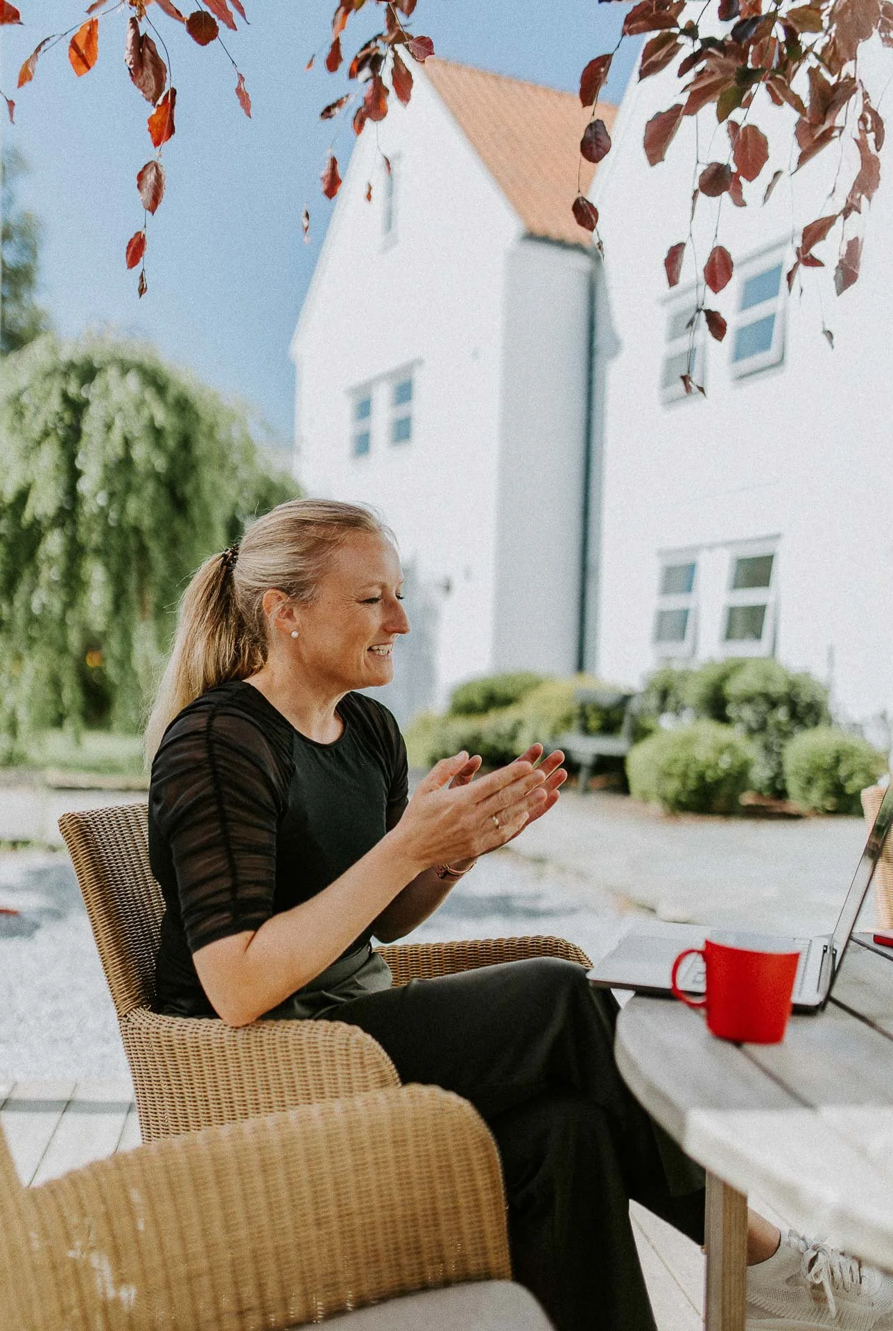 Reklamefotografering til kampanje for Altibox bedrift tatt i naturlig lys utstein kloster hotell ei som sitter i møte utendørs på restaurant gesitkulerer