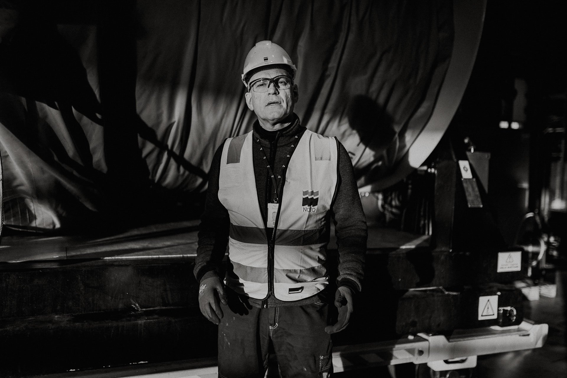 Sorthvitt portrett av mannen som ser i kamera reklamefotografering for nofo norsk oljevernberedskap tatt i naturlig lys