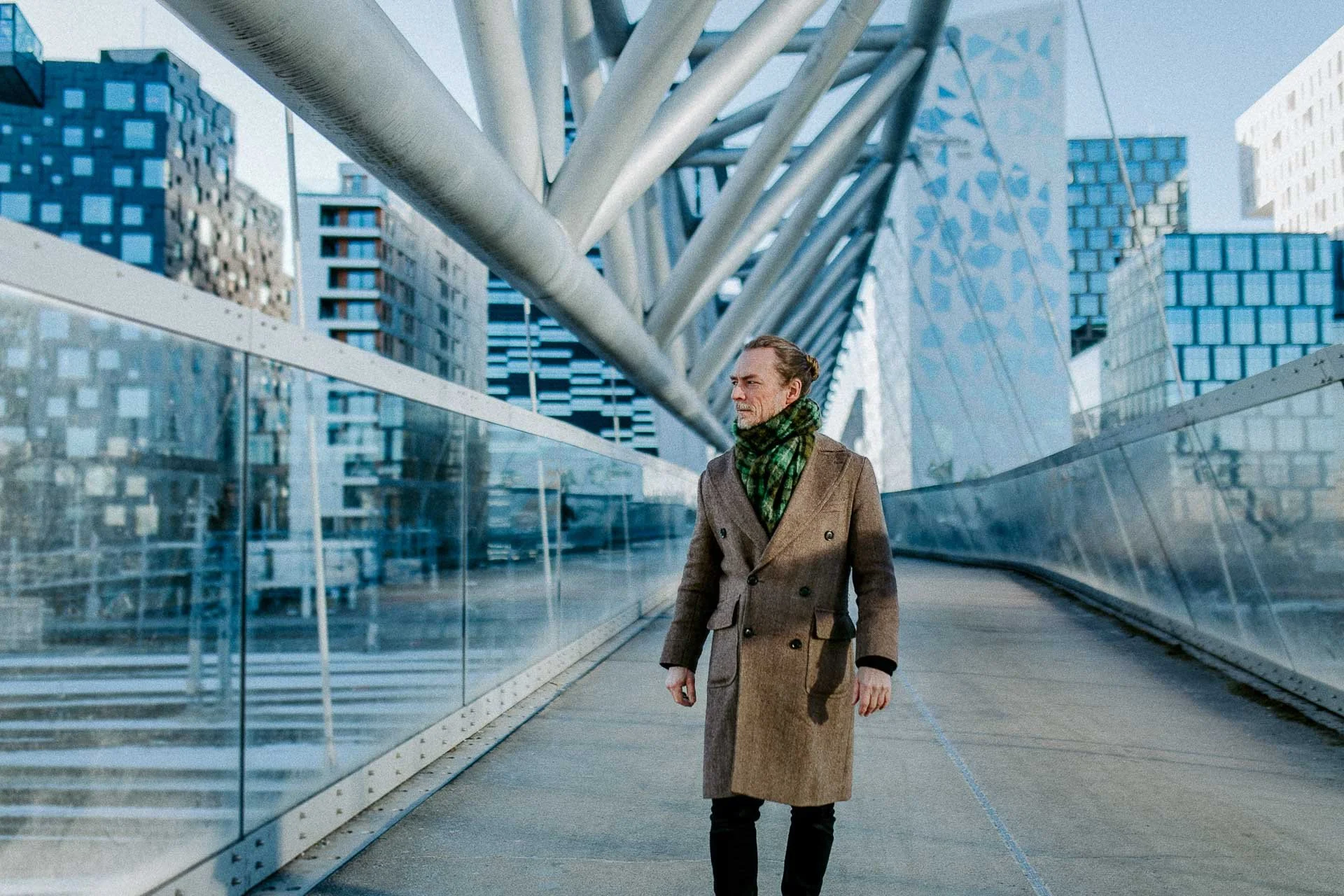 portrett av Peder Kjøs Fotografering av mennesker til bokprosjekt for Iman Meskini, utgitt på Pullman Publishing. Portrettene er fotografert i naturlig lys i Oslo. barcode