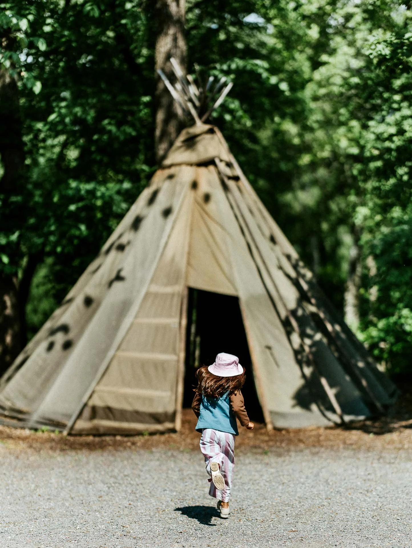fargerikebilder av barn i lek til fæbrik sin bok fæbrik kids tatt utendørs på geitmyra matkultursenter. forfattere Jenny Skavlan, Ingrid Bergtun, Mari Norden og Ingrid Vik Lysne forlag Pullman publishing