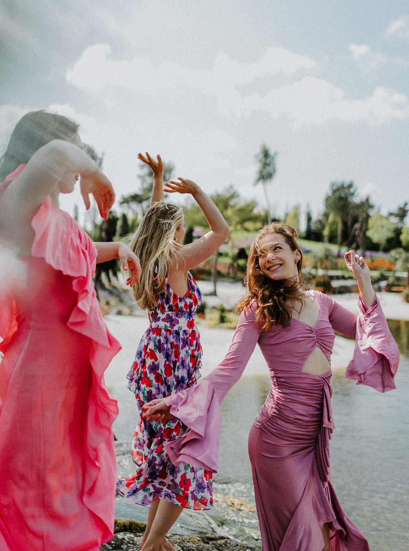 Bilder av modeller Anne Regine Ellingsæter, Vilde Vengnes, Camilla Waage og Ingrid Langdalen fra fotografering for Reli Fotograferingen foregikk på flor og fjære med natur og fargerike plagg