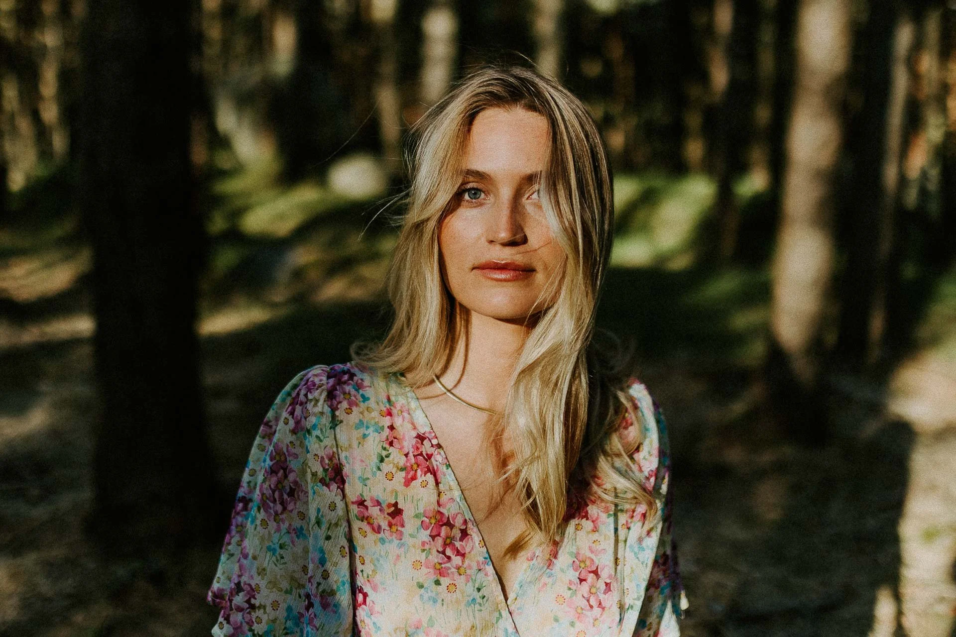 Bilder av modeller fra fotografering for Reli natur og fargerike plagg