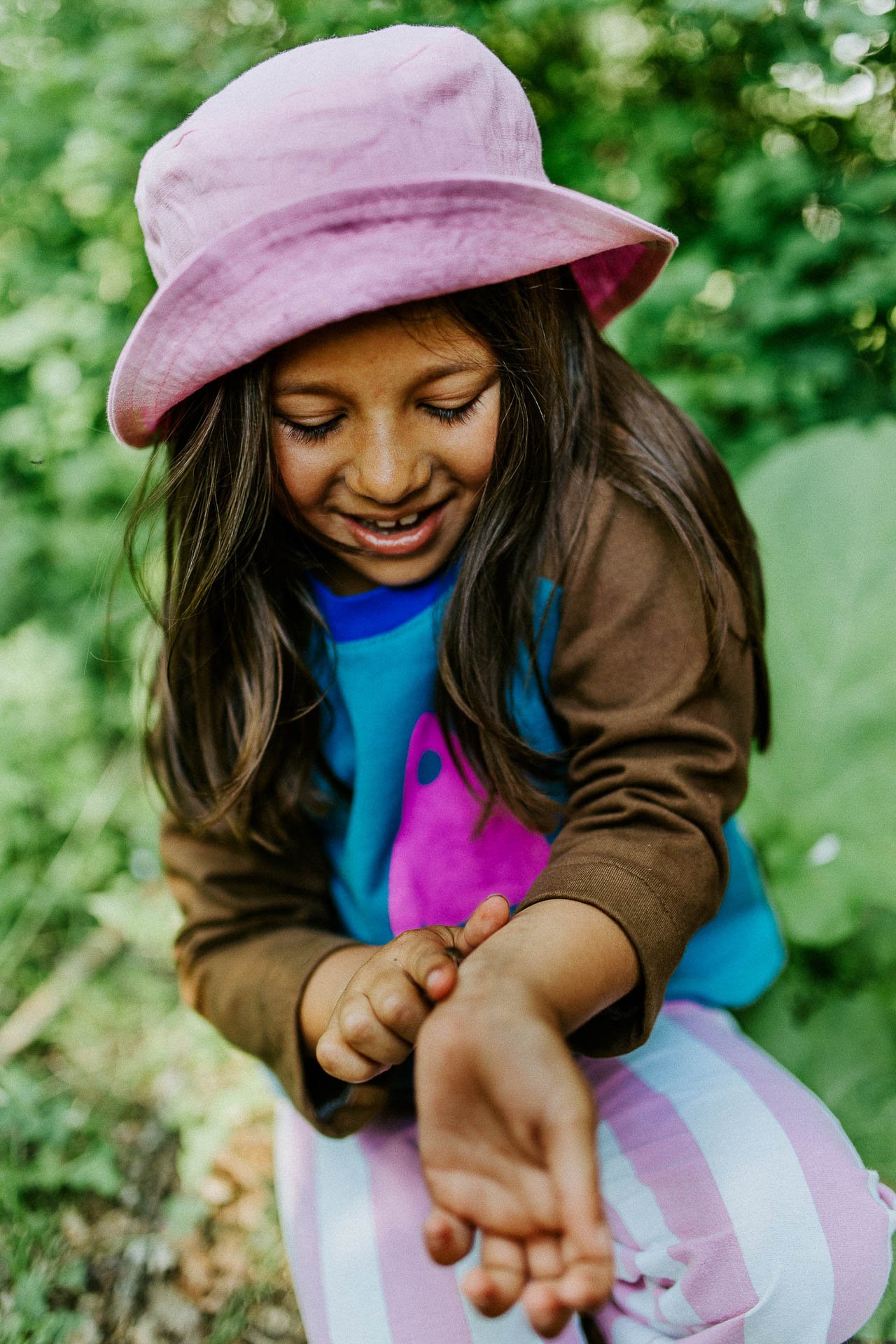 fargerikebilder av barn i lek til fæbrik sin bok fæbrik kids tatt utendørs på geitmyra matkultursenter. forfattere Jenny Skavlan, Ingrid Bergtun, Mari Norden og Ingrid Vik Lysne forlag Pullman publishing