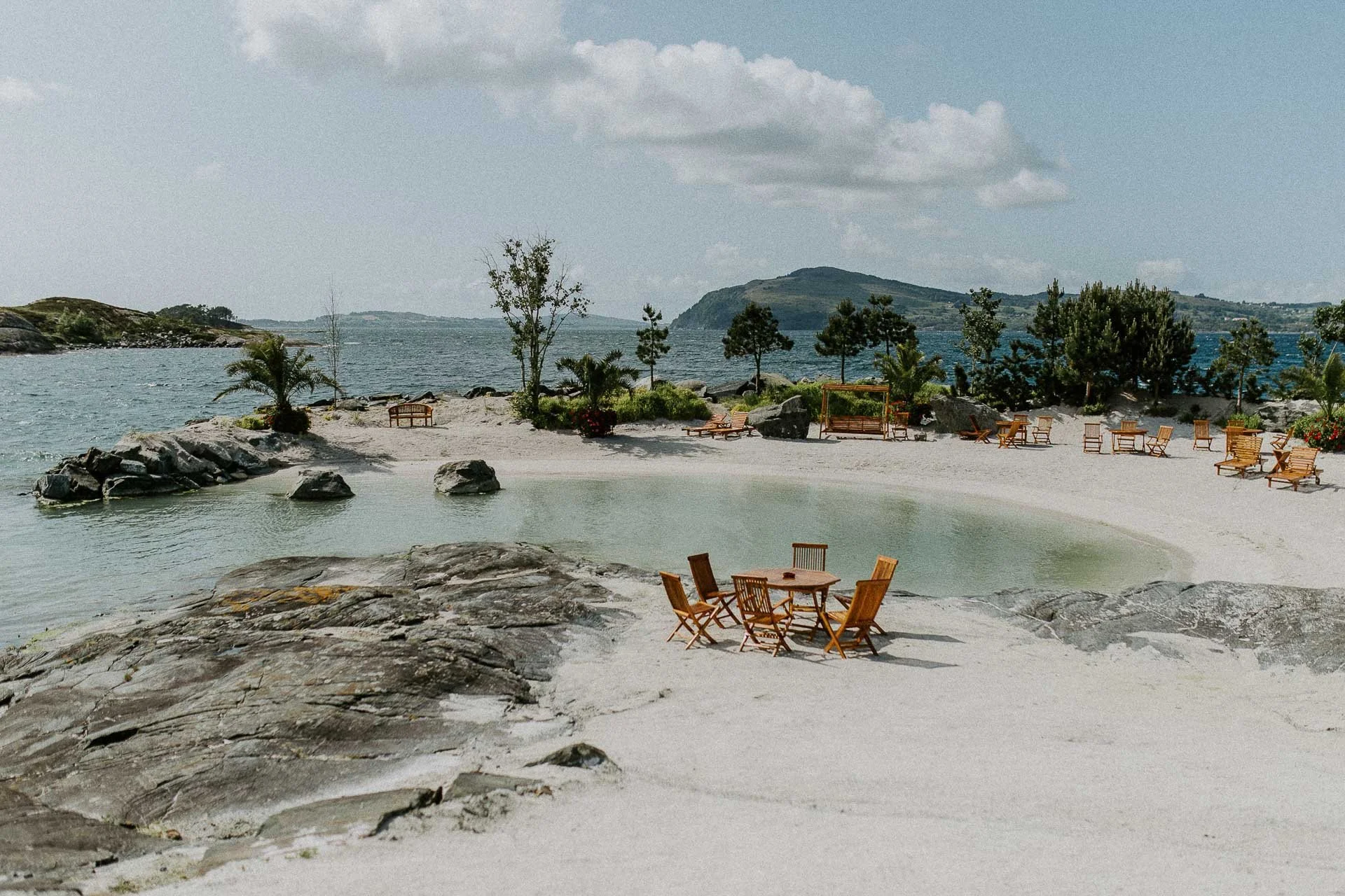 Bilder av modeller Anne Regine Ellingsæter, Vilde Vengnes, Camilla Waage og Ingrid Langdalen fra fotografering for Reli Fotograferingen foregikk på flor og fjære med natur og fargerike plagg