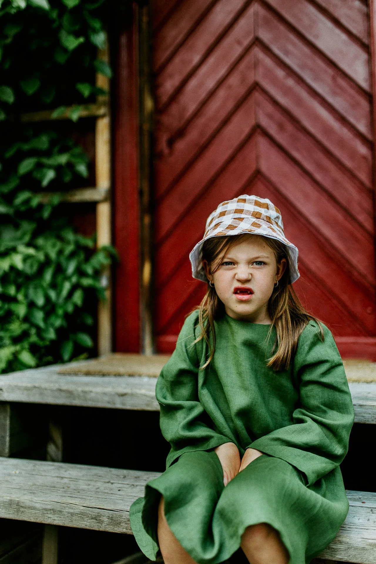 fargerikebilder av barn i lek til fæbrik sin bok fæbrik kids tatt utendørs på geitmyra matkultursenter. forfattere Jenny Skavlan, Ingrid Bergtun, Mari Norden og Ingrid Vik Lysne forlag Pullman publishing