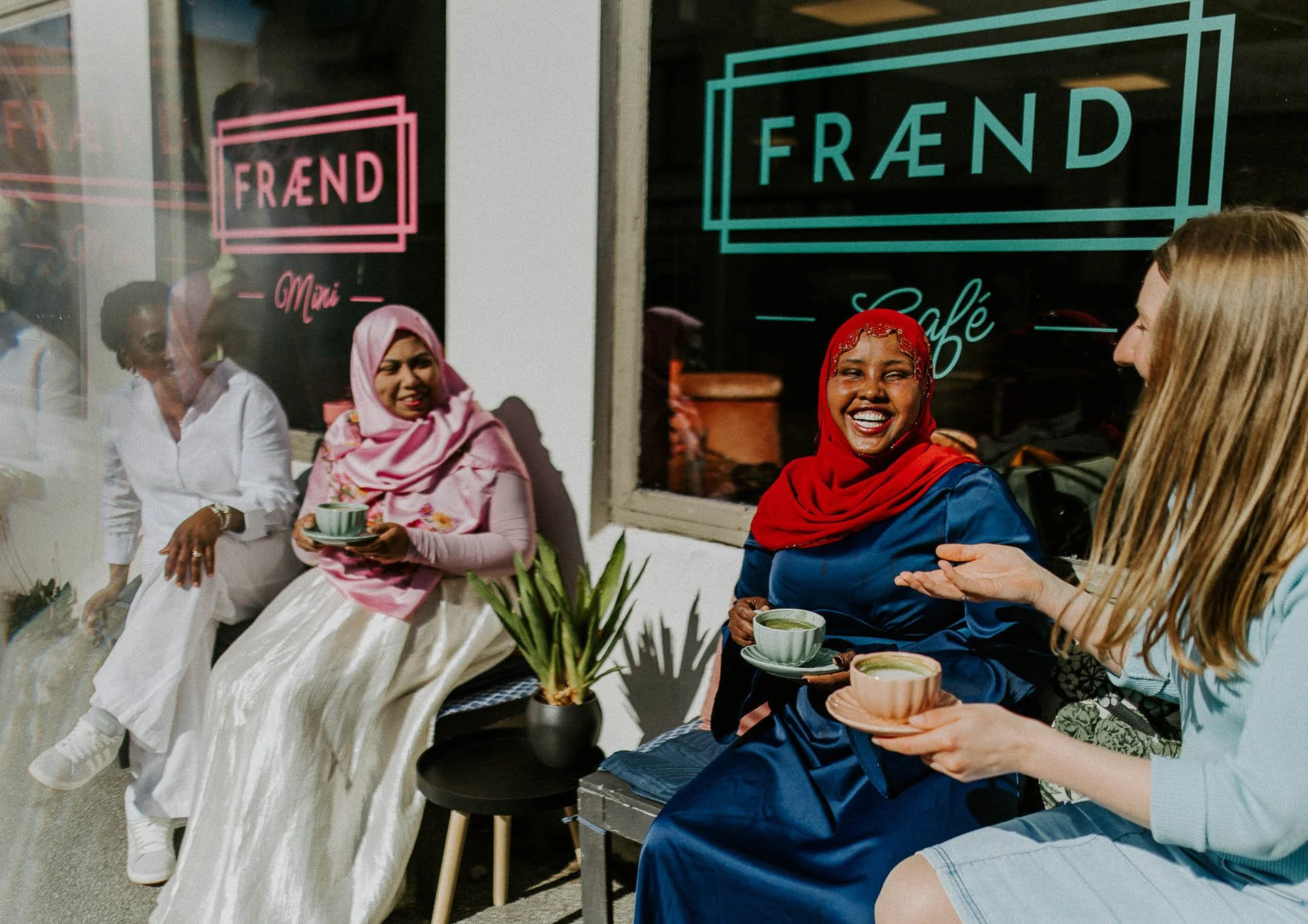 Bildene for Frænd som viser ansatte i arbeid, miljøet rundt dem og maten som serveres. naturlig lys