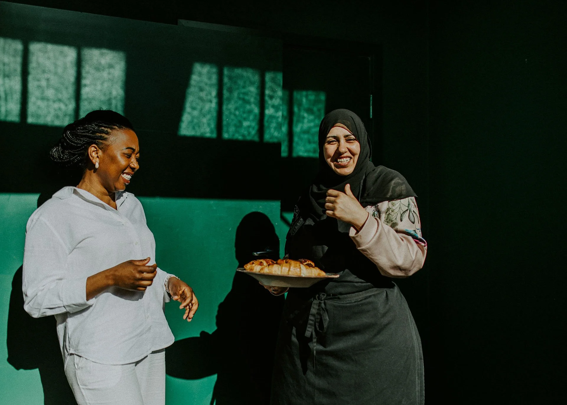 Bildene for Frænd som viser ansatte i arbeid, miljøet rundt dem og maten som serveres. naturlig lys