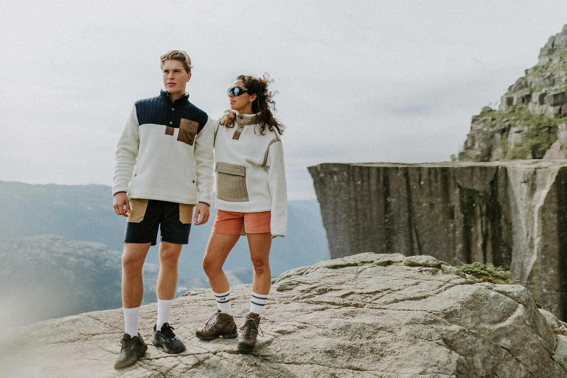 to personer i helfigur preikestolen i bakgrunnen Reklamefotografering av modeller til kampanje for Skogstad bilder tatt i preikestolenområdet bilder av turklær