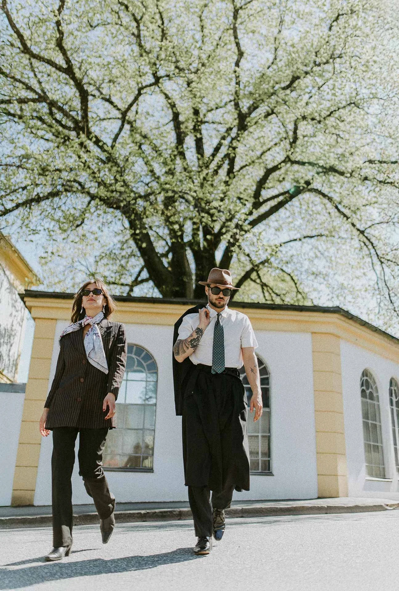 fashionshoot med modeller, en kvinne og en mann,  for paninaro vintage med stylist malin hovde tre ulike antrekk på hver av dem italiensk uttrykk 