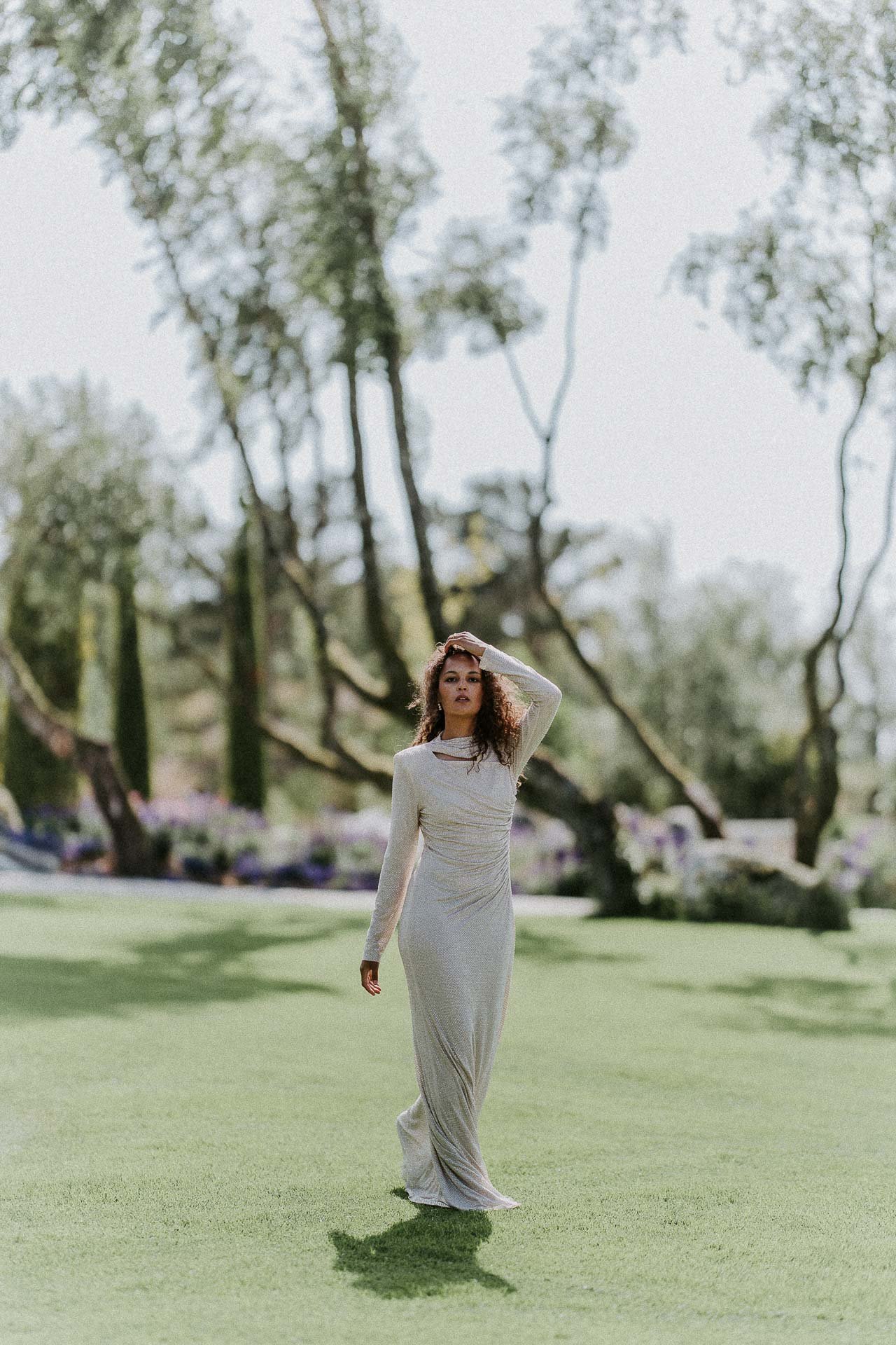 Bilder av modeller Anne Regine Ellingsæter, Vilde Vengnes, Camilla Waage og Ingrid Langdalen fra fotografering for Reli Fotograferingen foregikk på flor og fjære med natur og fargerike plagg
