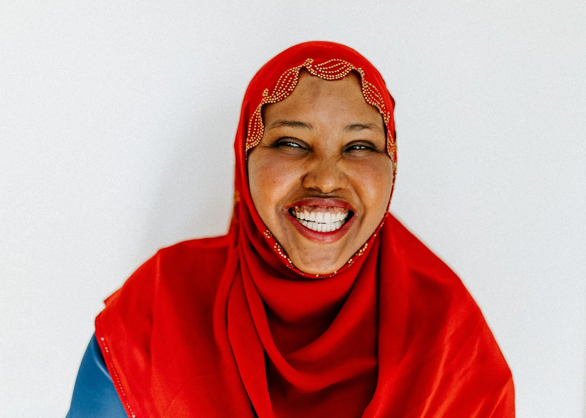 Bildene for Frænd som viser ansatte i arbeid, miljøet rundt dem og maten som serveres. naturlig lys