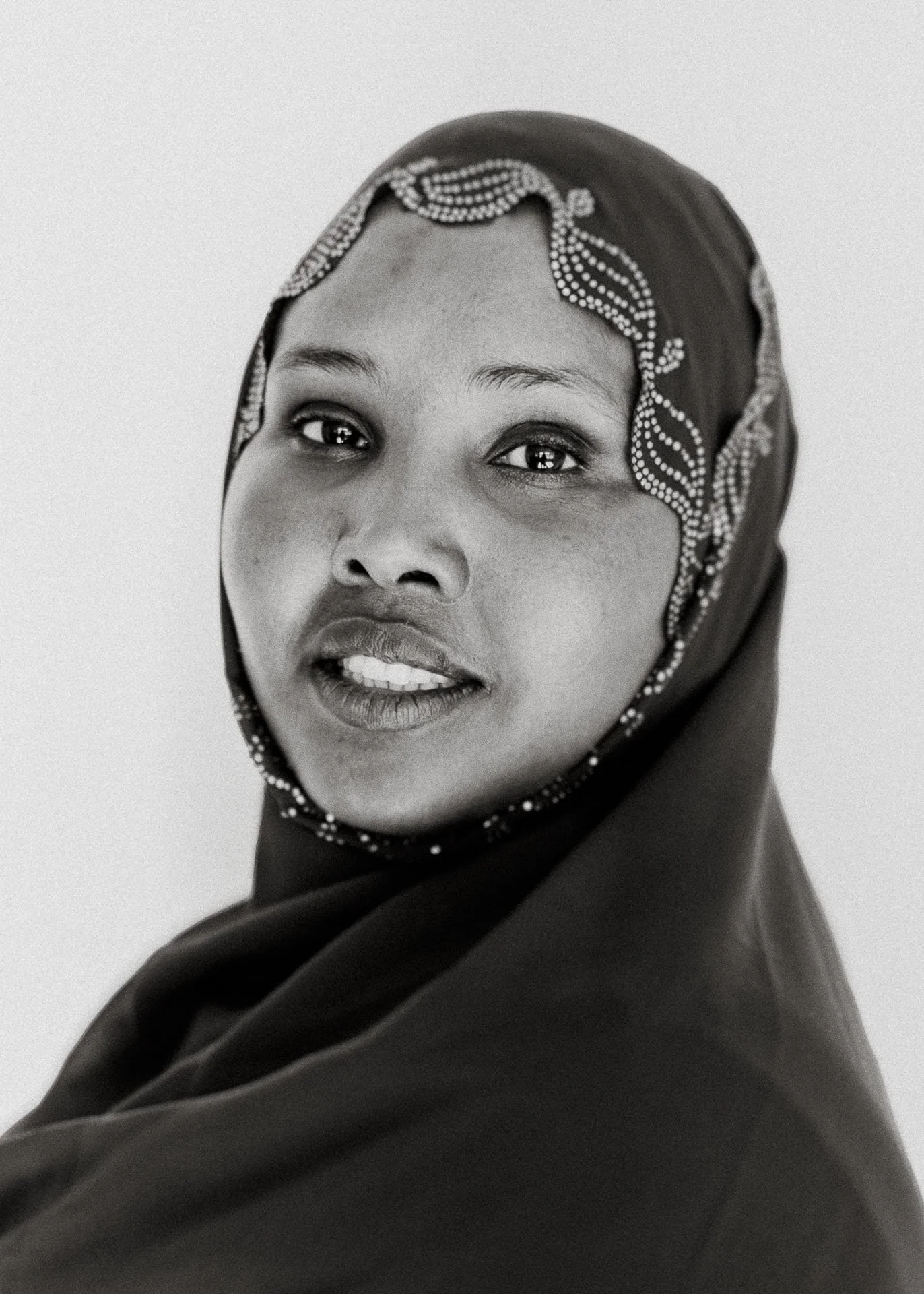 Bildene for Frænd som viser ansatte i arbeid, miljøet rundt dem og maten som serveres. naturlig lys