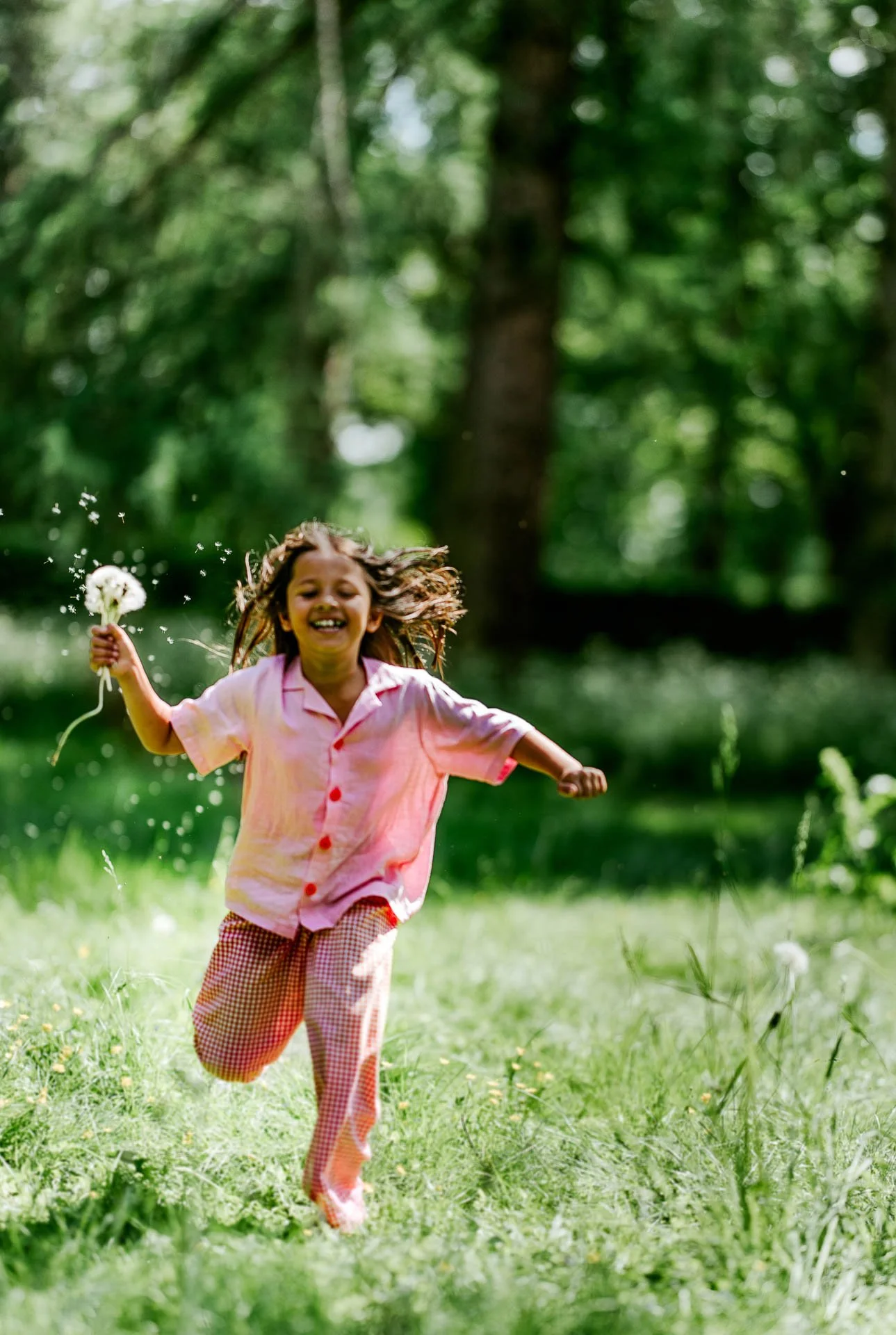 fargerikebilder av barn i lek til fæbrik sin bok fæbrik kids tatt utendørs på geitmyra matkultursenter. forfattere Jenny Skavlan, Ingrid Bergtun, Mari Norden og Ingrid Vik Lysne forlag Pullman publishing