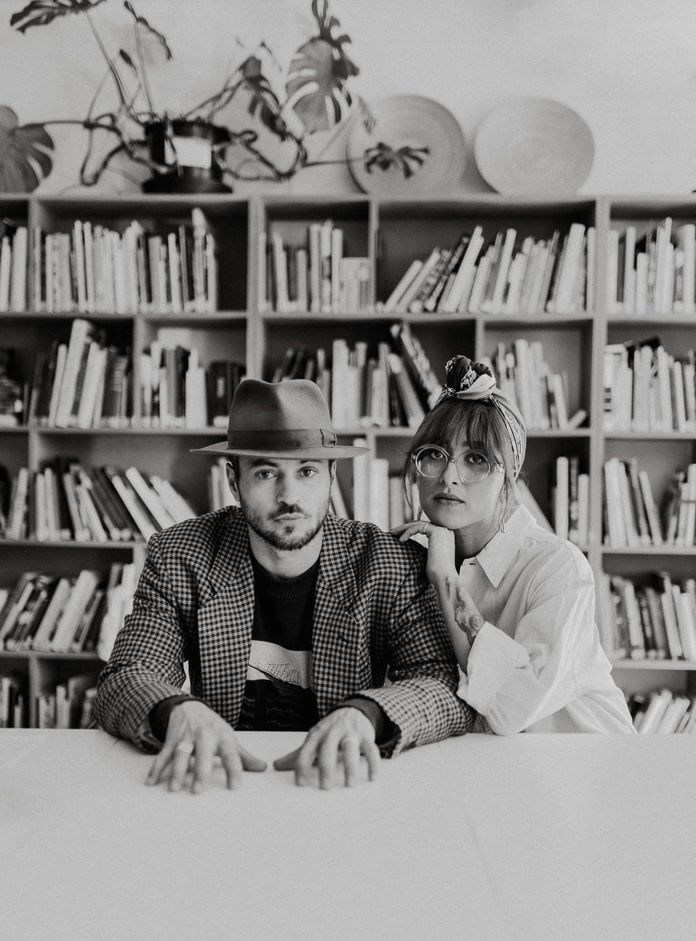 fashionshoot med modeller, en kvinne og en mann,  for paninaro vintage med stylist malin hovde tre ulike antrekk på hver av dem italiensk uttrykk 