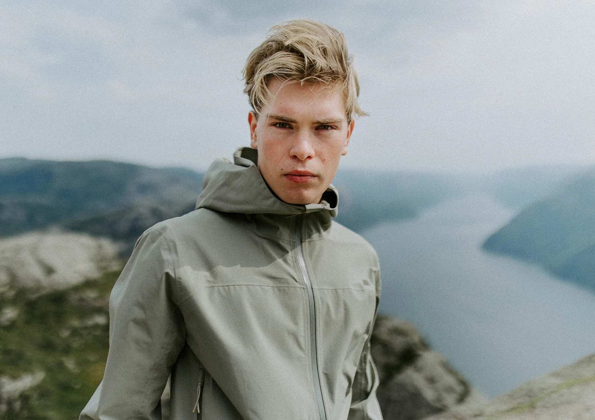 portrett av mann på preikestolen fjord i bakgrunnen Reklamefotografering av modeller til kampanje for Skogstad bilder tatt i preikestolenområdet bilder av turklær