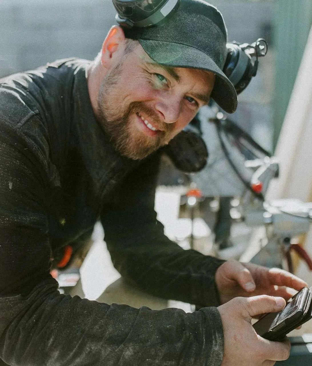 Reklamefotografering til kampanje for Altibox bedrift tatt i naturlig lys. portrett av tømrer