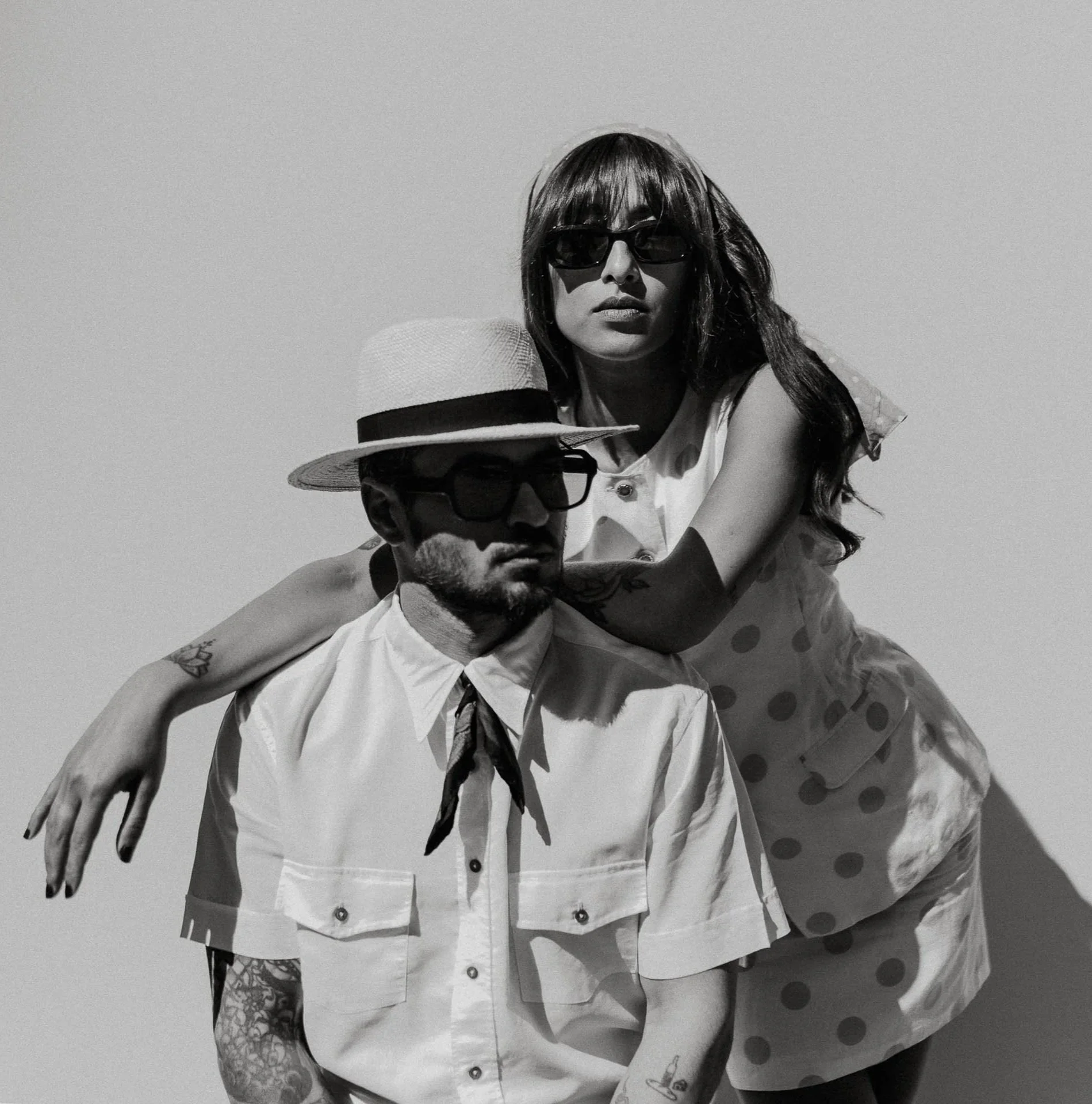 fashionshoot med modeller, en kvinne og en mann,  for paninaro vintage med stylist malin hovde tre ulike antrekk på hver av dem italiensk uttrykk farge og sorthvitt