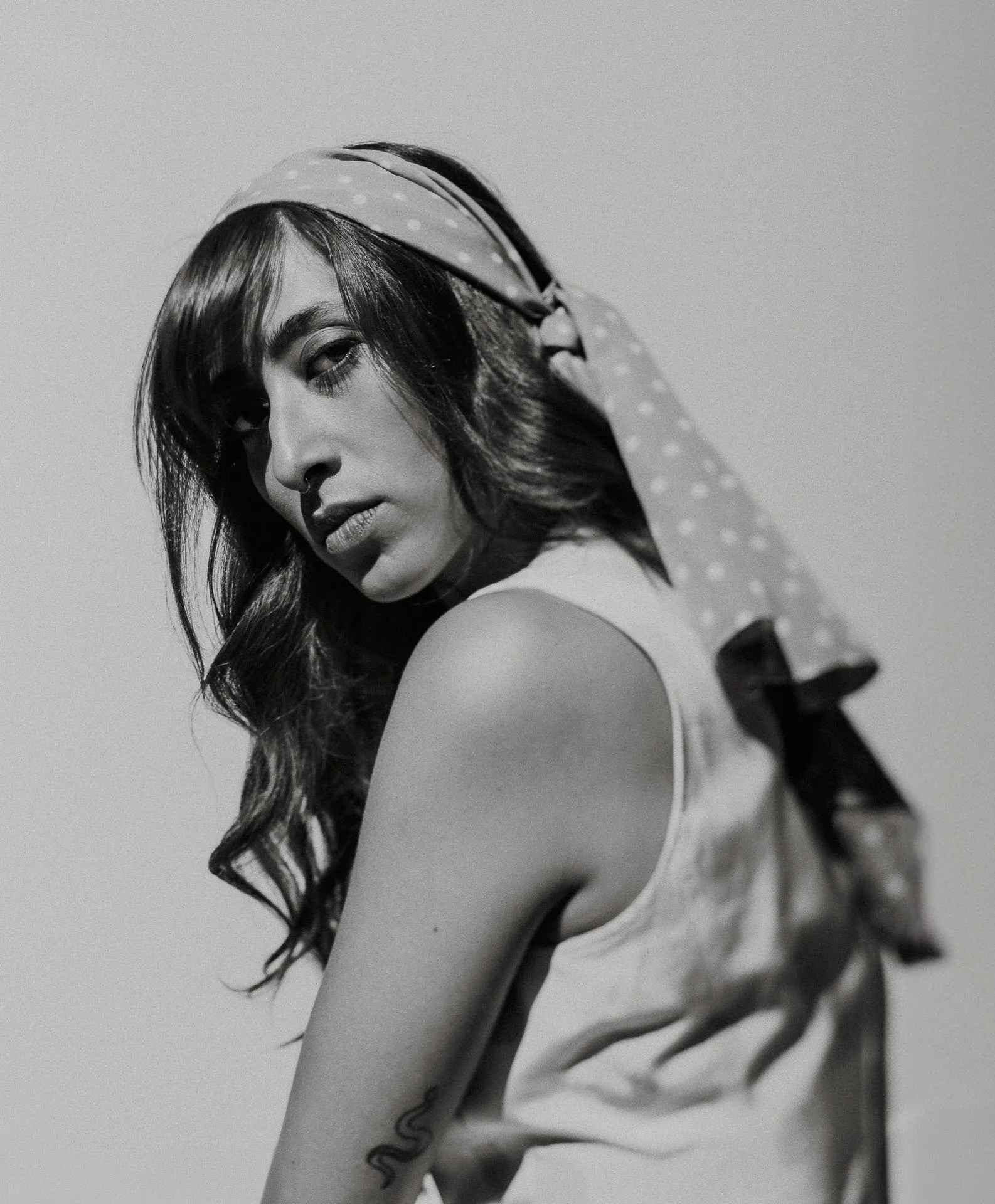 fashionshoot med modeller, en kvinne og en mann,  for paninaro vintage med stylist malin hovde tre ulike antrekk på hver av dem italiensk uttrykk 