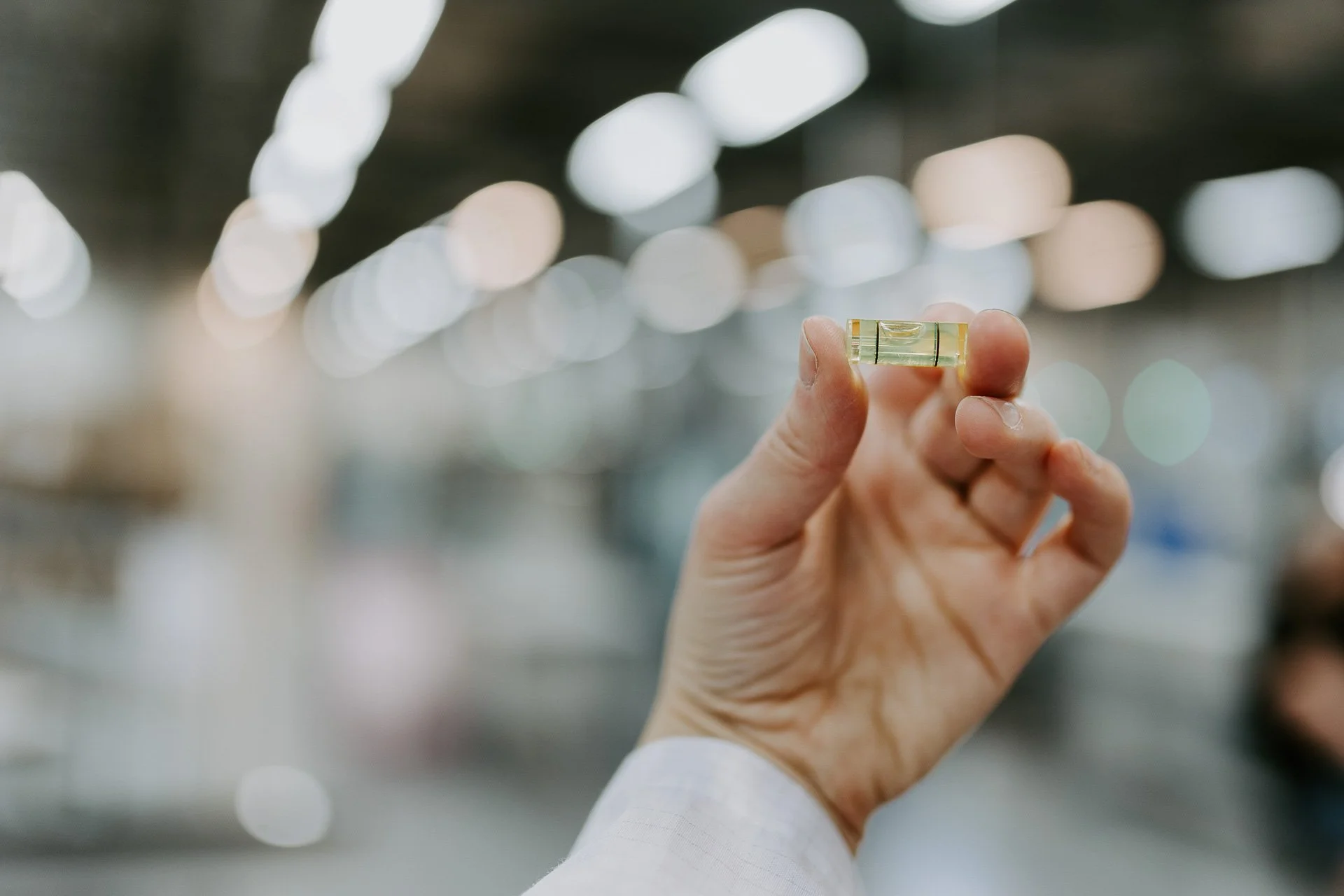 Detaljer bilde med hånd fra verksted WestControl for Zaptec fotografering for zaptec til kampanjebruk og presse naturlig lys