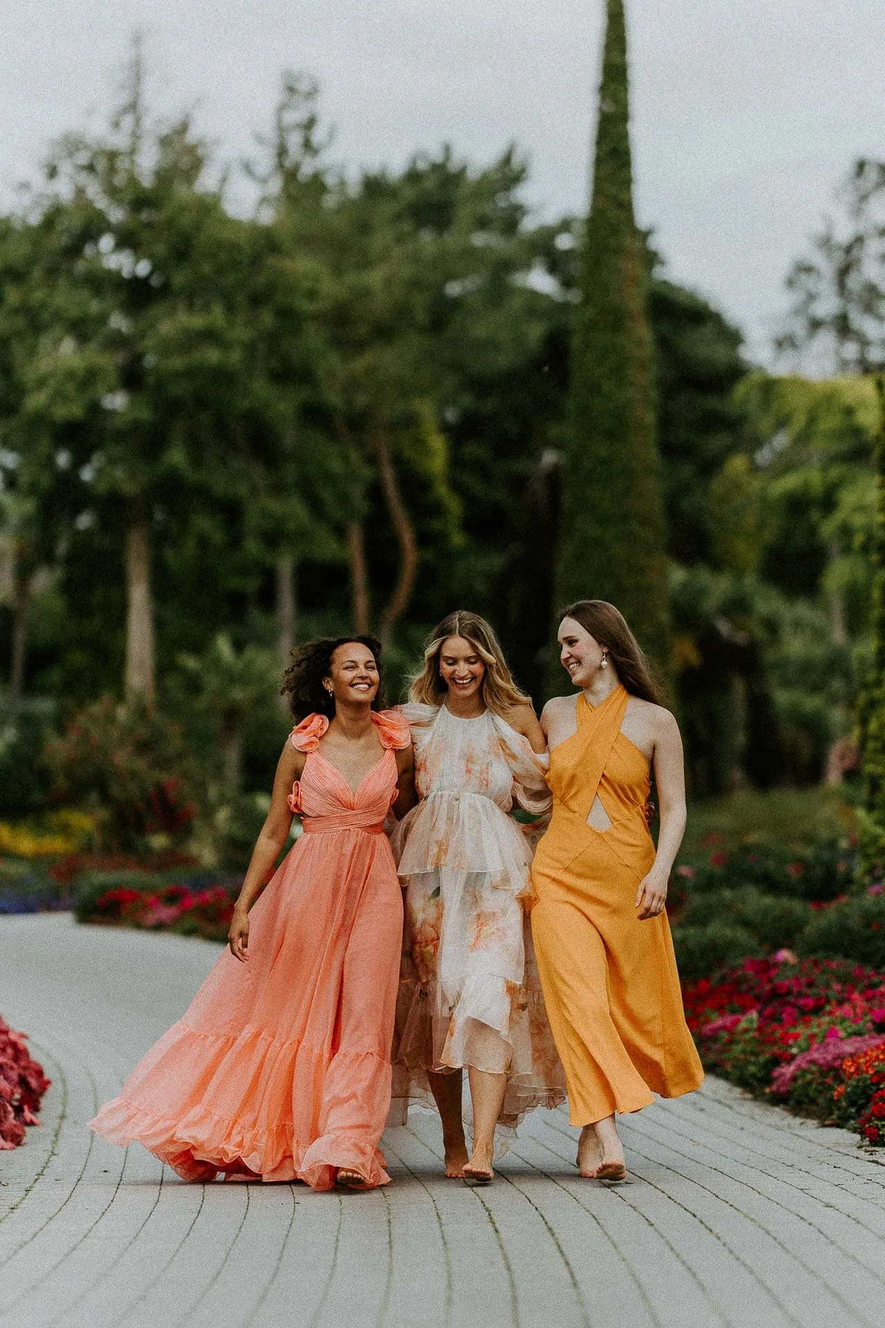 Bilder av modeller Anne Regine Ellingsæter, Vilde Vengnes, Camilla Waage og Ingrid Langdalen fra fotografering for Reli Fotograferingen foregikk på flor og fjære med natur og fargerike plagg
