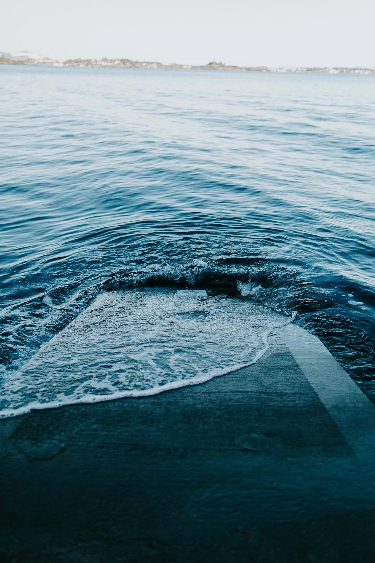 Brygge og sjø som kommer inn over horisont i bakgrunnen naturlig lys, reklamefotografering for stavanger kommune, områdesatsingen på Storhaug tatt på vinteren i snø og lav sol