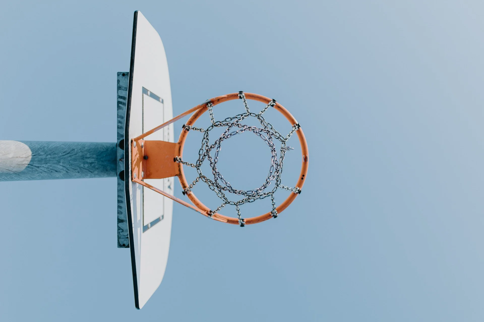 Basketballkurv fotografert underfra naturlig lys, reklamefotografering for stavanger kommune, områdesatsingen på Storhaug tatt på vinteren i snø og lav sol