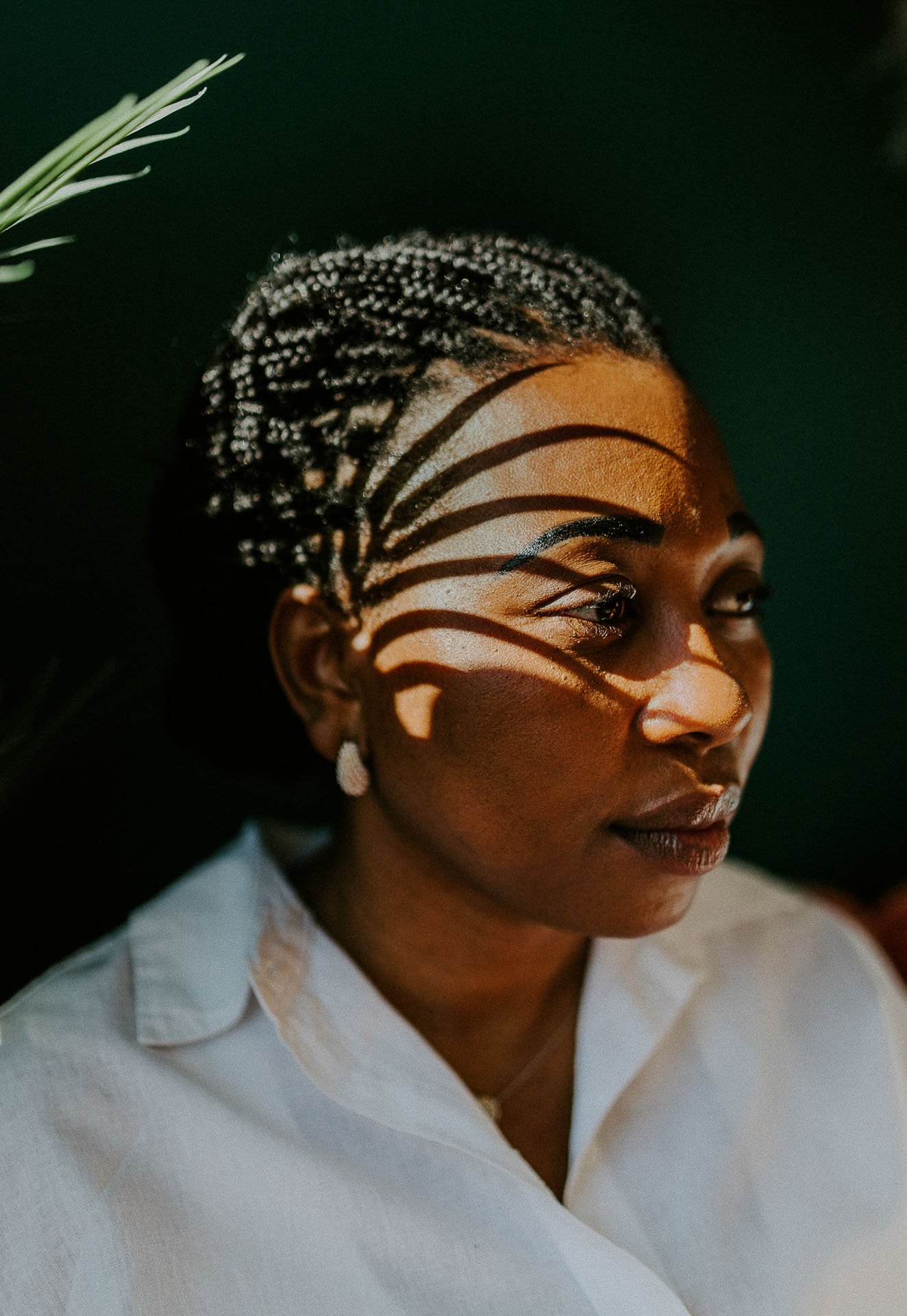 Bildene viser ansatte i arbeid, miljøet rundt dem og maten som serveres. naturlig lys