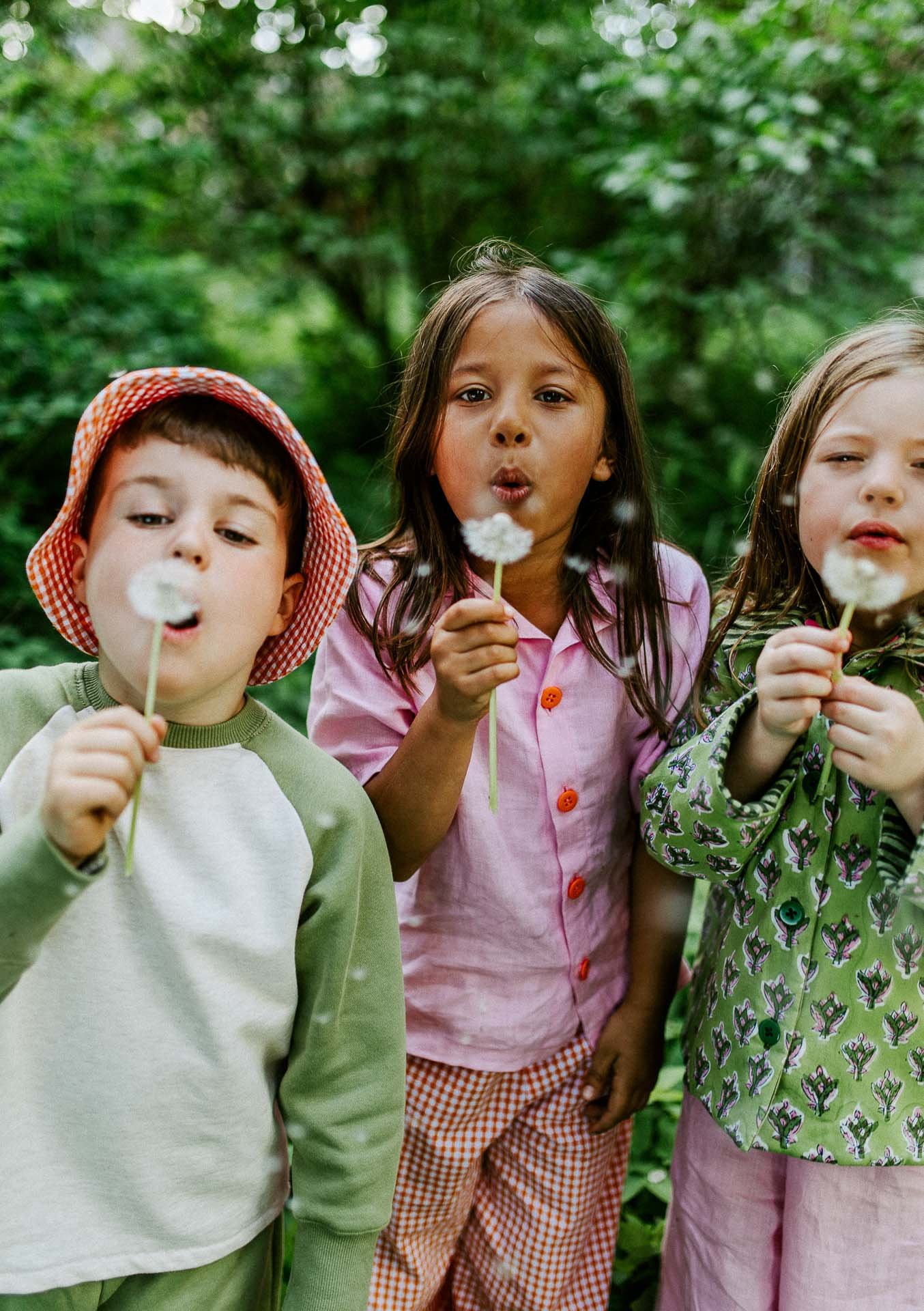 fargerikebilder av barn i lek til fæbrik sin bok fæbrik kids tatt utendørs på geitmyra matkultursenter. forfattere Jenny Skavlan, Ingrid Bergtun, Mari Norden og Ingrid Vik Lysne forlag Pullman publishing