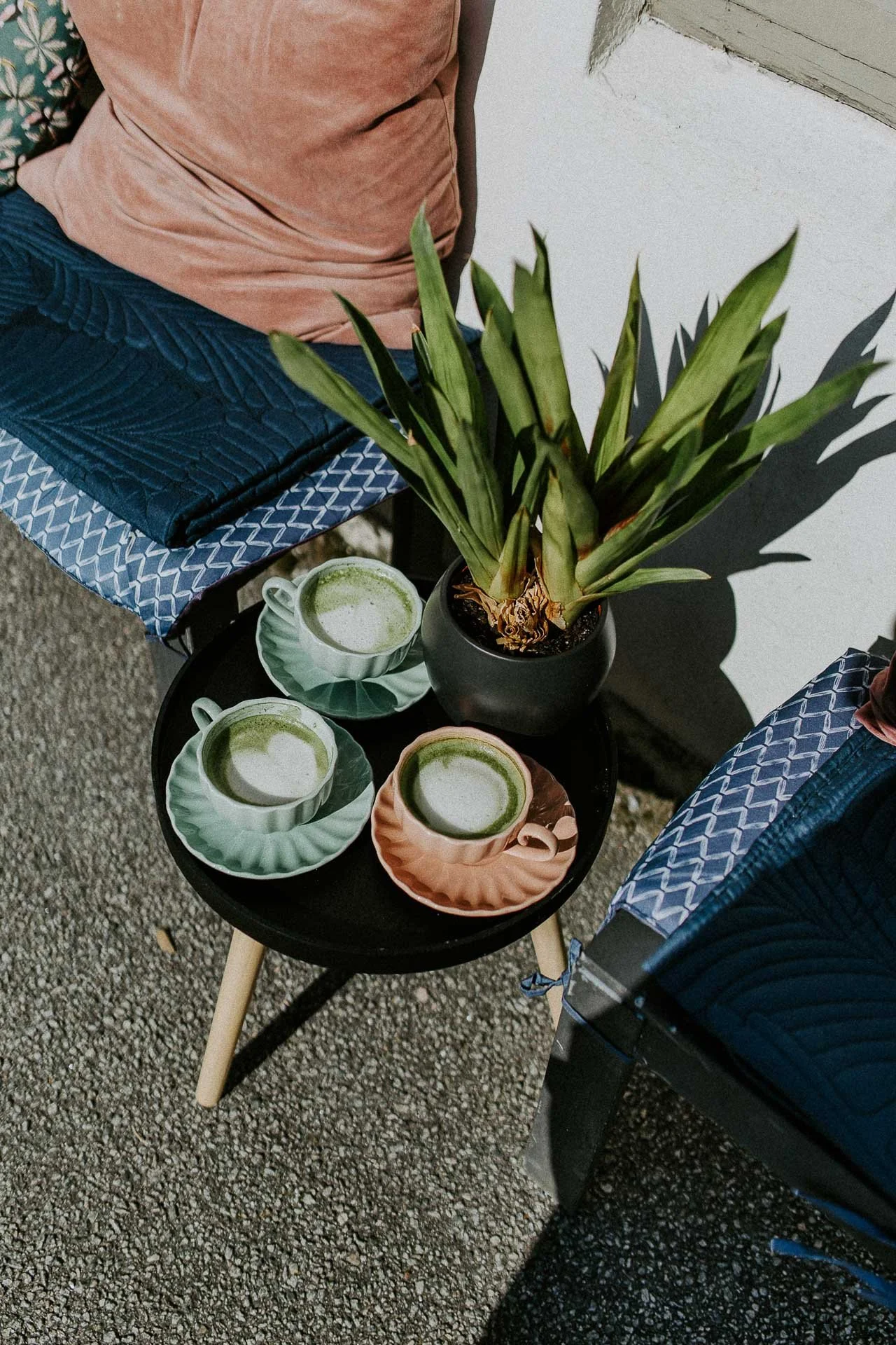 Bildene for Frænd som viser ansatte i arbeid, miljøet rundt dem og maten som serveres. naturlig lys