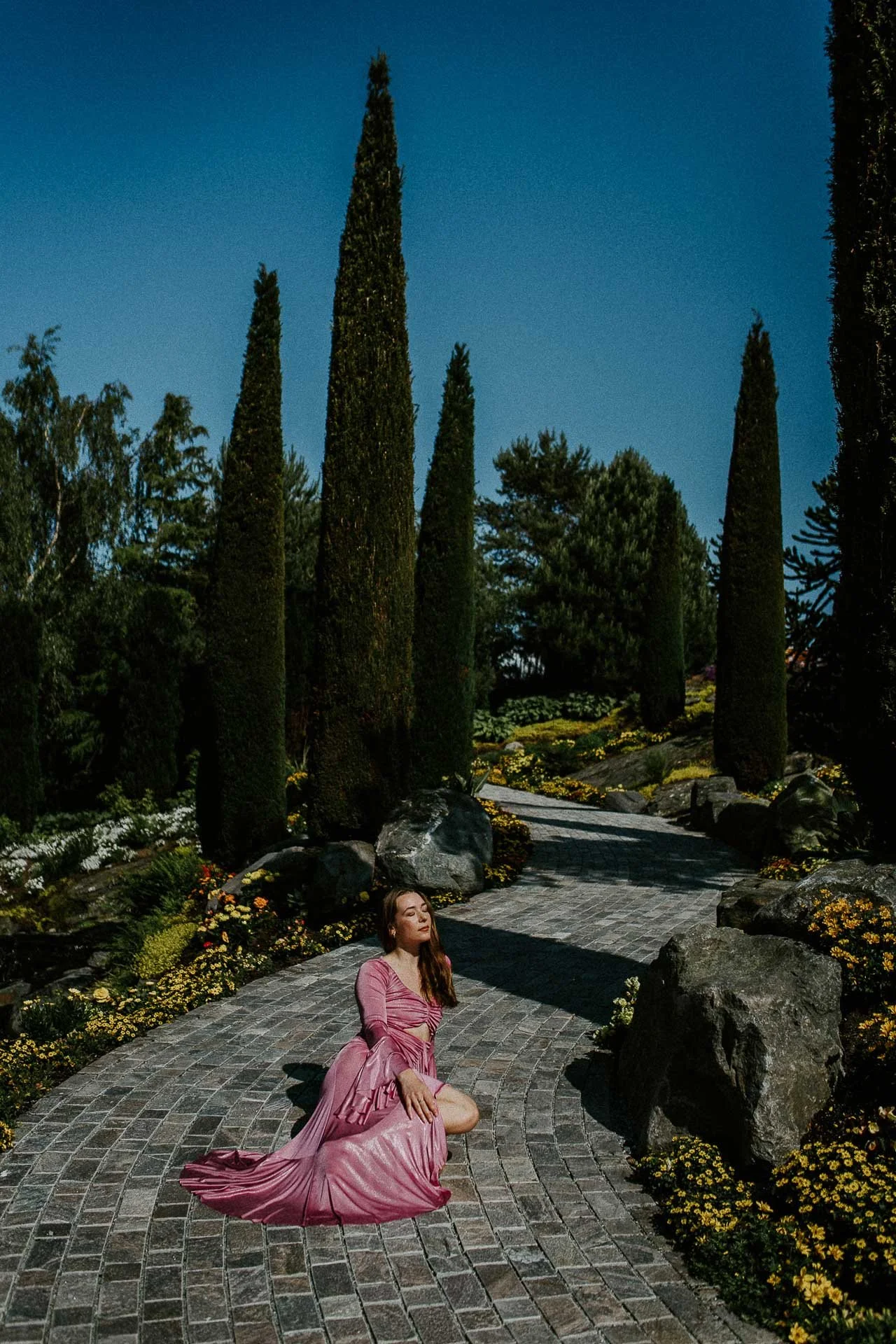 Bilder av modeller Anne Regine Ellingsæter, Vilde Vengnes, Camilla Waage og Ingrid Langdalen fra fotografering for Reli Fotograferingen foregikk på flor og fjære med natur og fargerike plagg