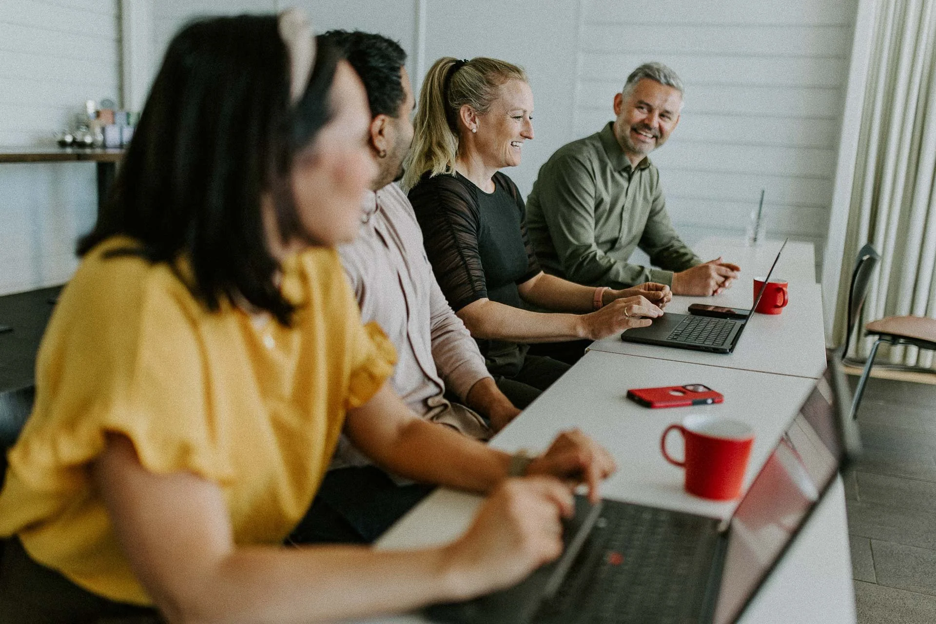 Reklamefotografering til kampanje for Altibox bedrift tatt i naturlig lys utstein kloster hotell fire personer på foredrag har samtale med hverandre i møtesituasjon