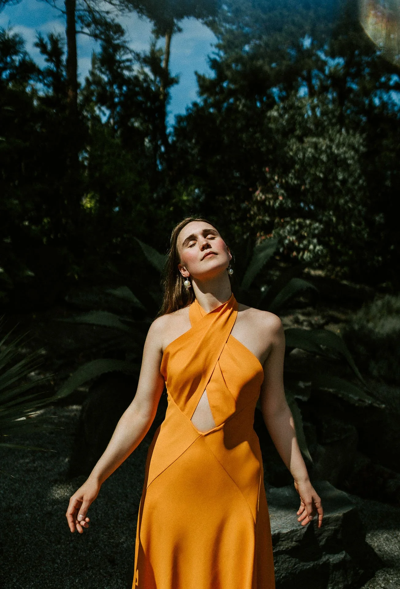 Bilder av modeller Anne Regine Ellingsæter, Vilde Vengnes, Camilla Waage og Ingrid Langdalen fra fotografering for Reli Fotograferingen foregikk på flor og fjære med natur og fargerike plagg