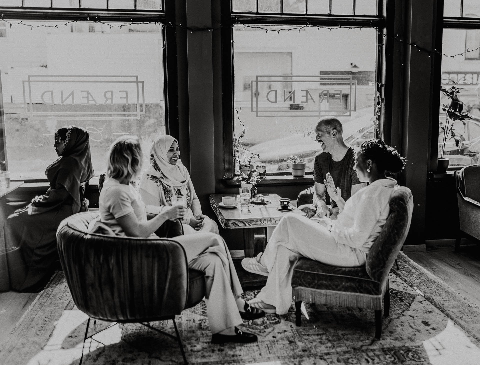 Bildene for Frænd som viser ansatte i arbeid, miljøet rundt dem og maten som serveres. naturlig lys