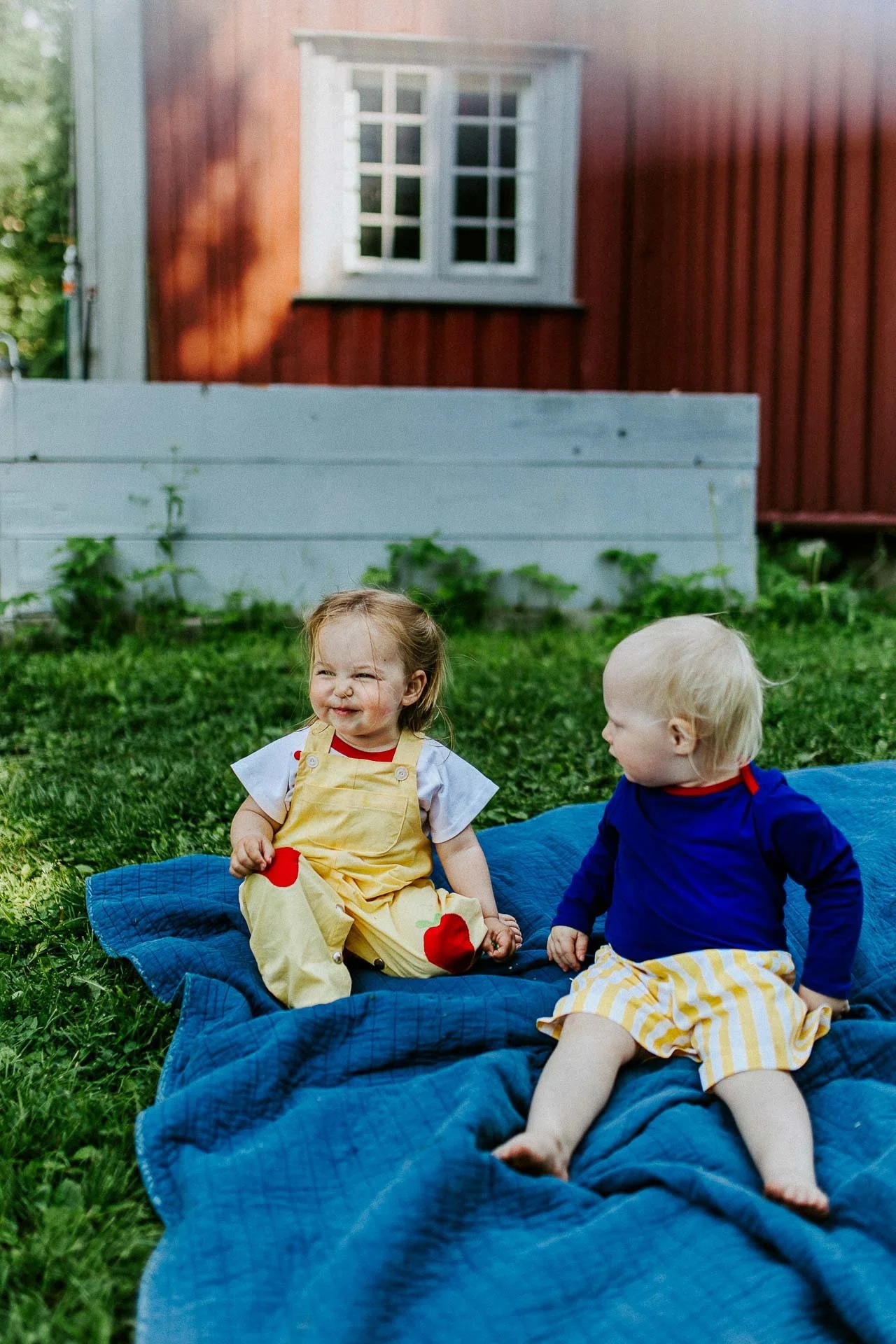 fargerikebilder av barn i lek til fæbrik sin bok fæbrik kids tatt utendørs på geitmyra matkultursenter. forfattere Jenny Skavlan, Ingrid Bergtun, Mari Norden og Ingrid Vik Lysne forlag Pullman publishing
