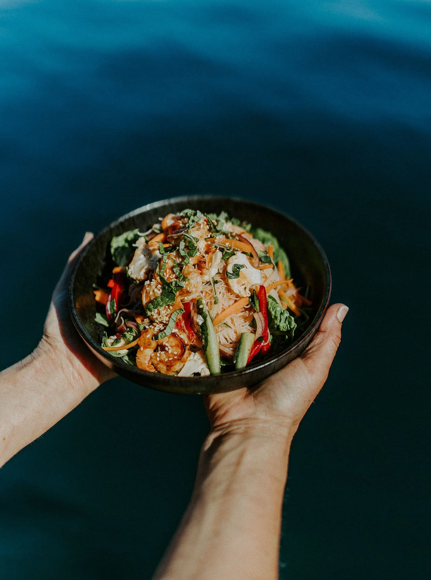 Bildene for Frænd som viser ansatte i arbeid, miljøet rundt dem og maten som serveres. naturlig lys tatt ved Innovation Dock