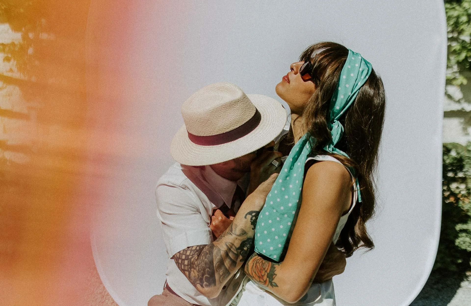 fashionshoot med modeller, en kvinne og en mann,  for paninaro vintage med stylist malin hovde tre ulike antrekk på hver av dem italiensk uttrykk 