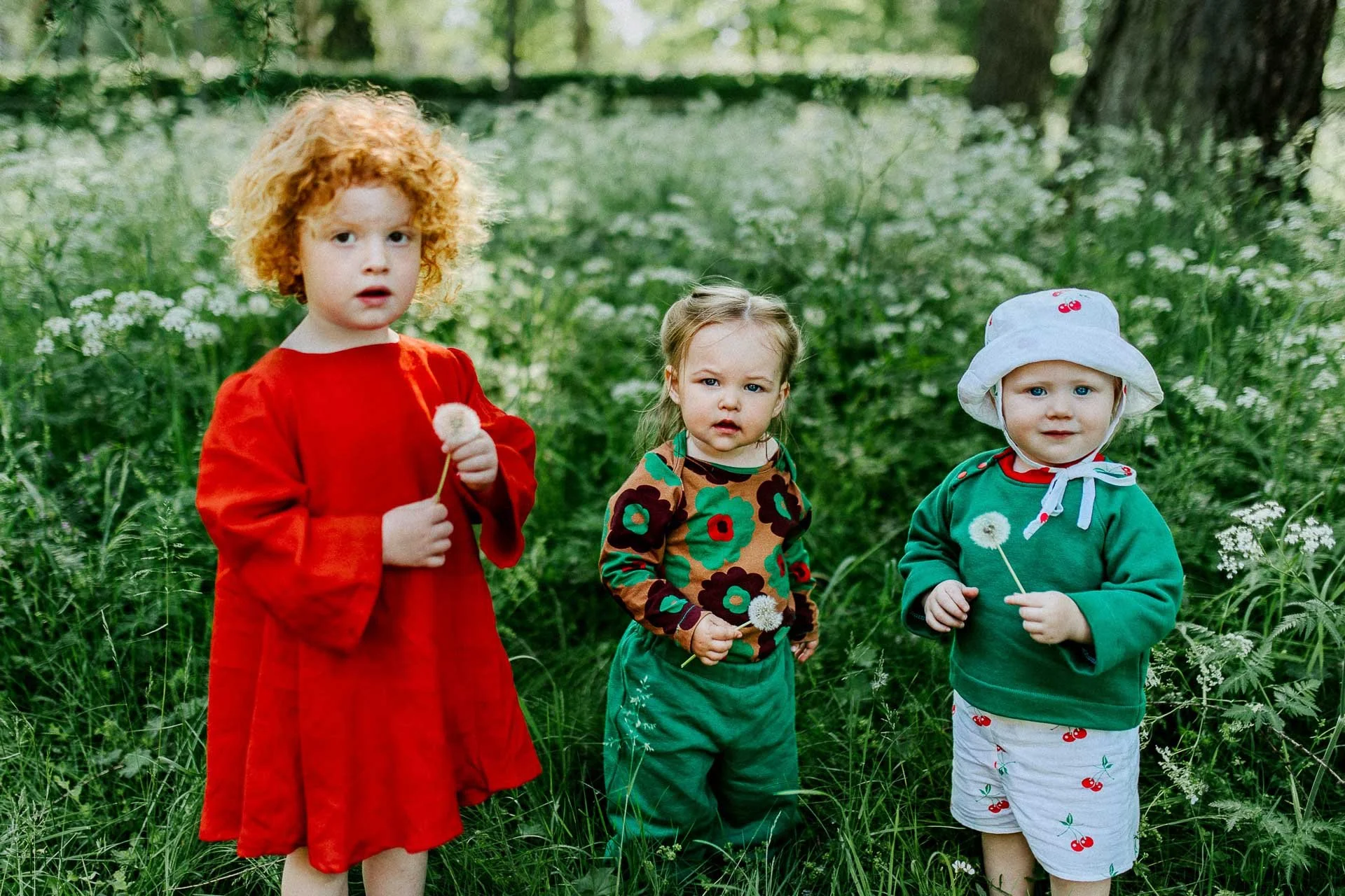 fargerikebilder av barn i lek til fæbrik sin bok fæbrik kids tatt utendørs på geitmyra matkultursenter. forfattere Jenny Skavlan, Ingrid Bergtun, Mari Norden og Ingrid Vik Lysne forlag Pullman publishing