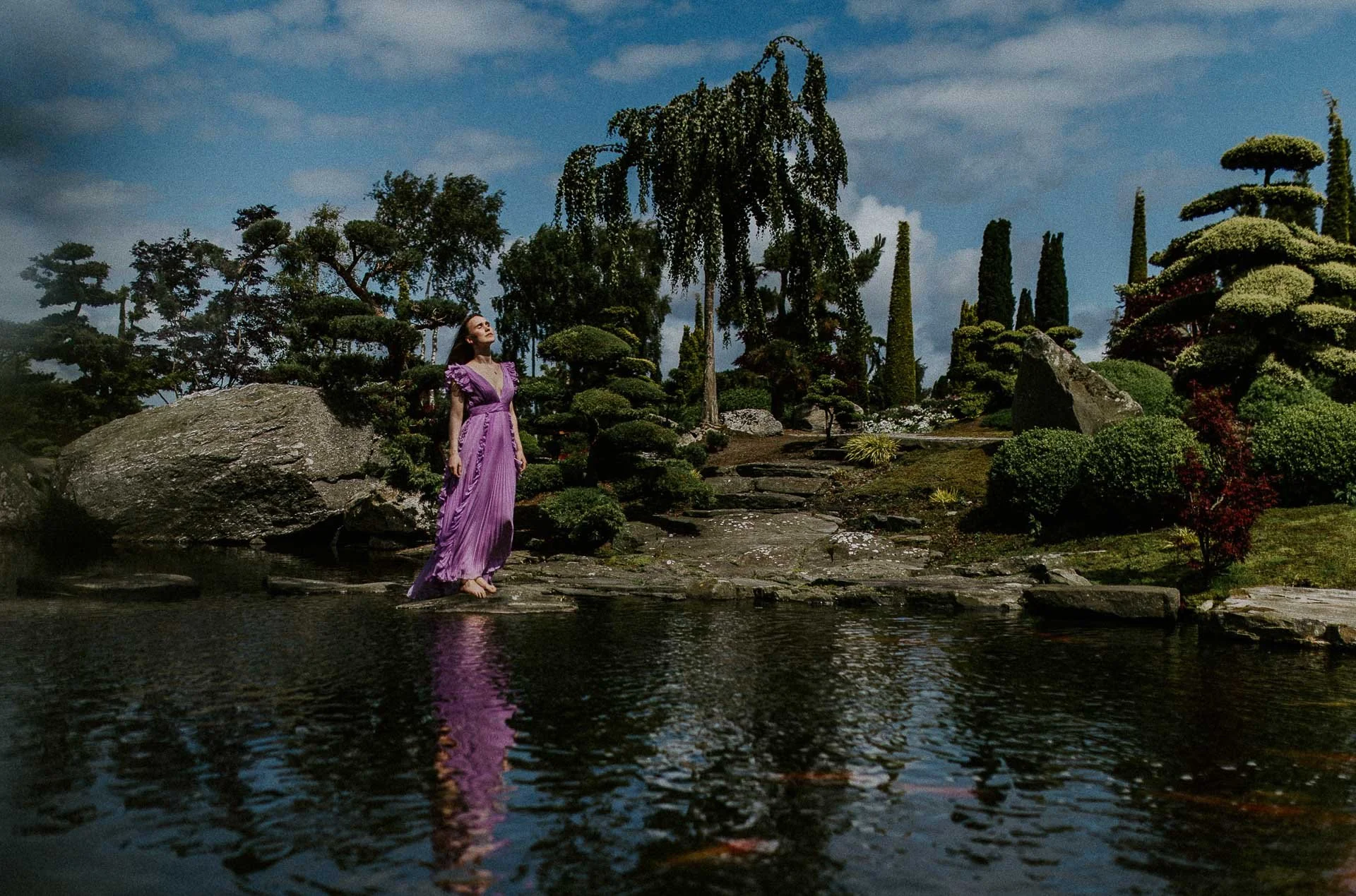 Bilder av modeller Anne Regine Ellingsæter, Vilde Vengnes, Camilla Waage og Ingrid Langdalen fra fotografering for Reli Fotograferingen foregikk på flor og fjære med natur og fargerike plagg