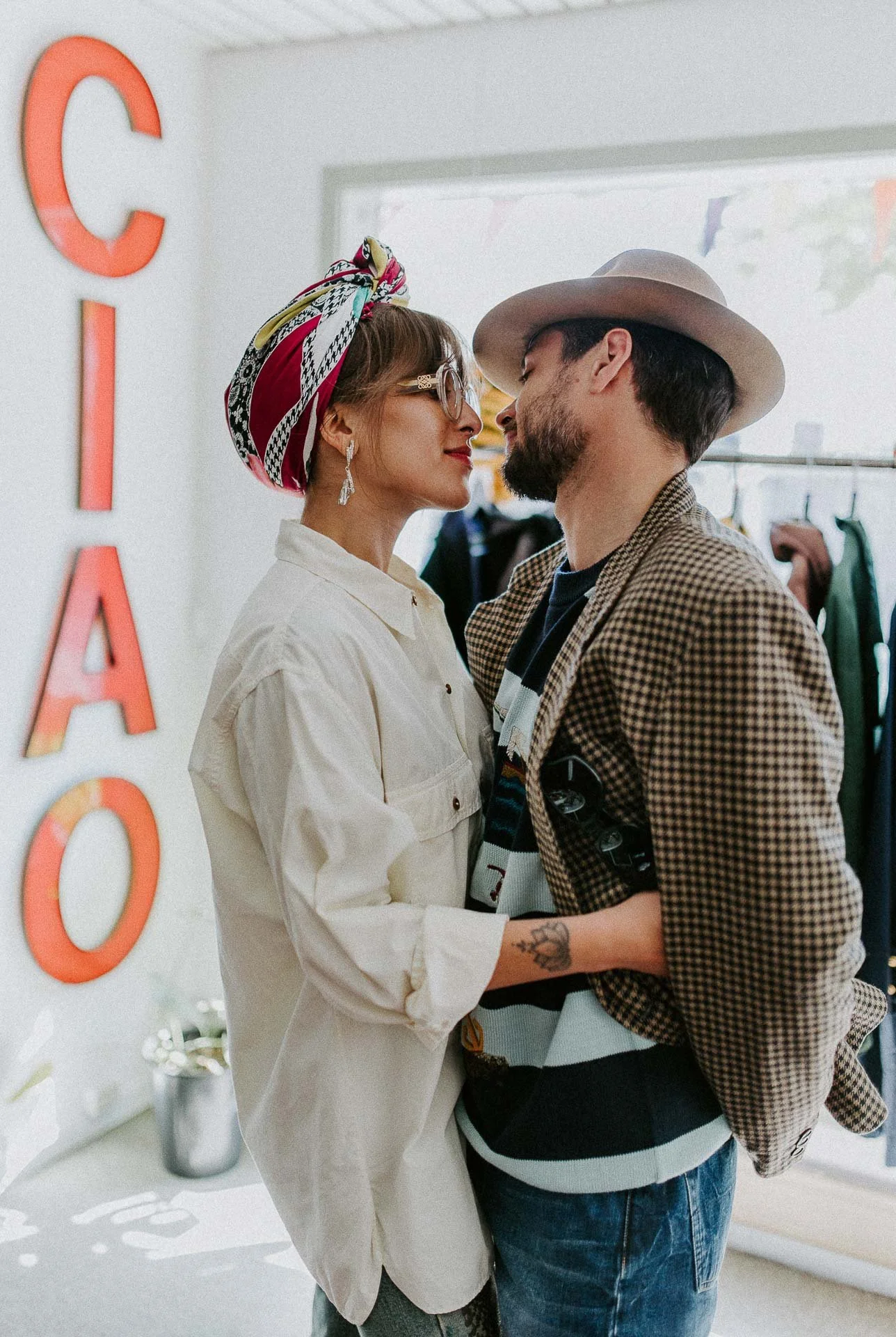 fashionshoot med modeller, en kvinne og en mann,  for paninaro vintage med stylist malin hovde tre ulike antrekk på hver av dem italiensk uttrykk 