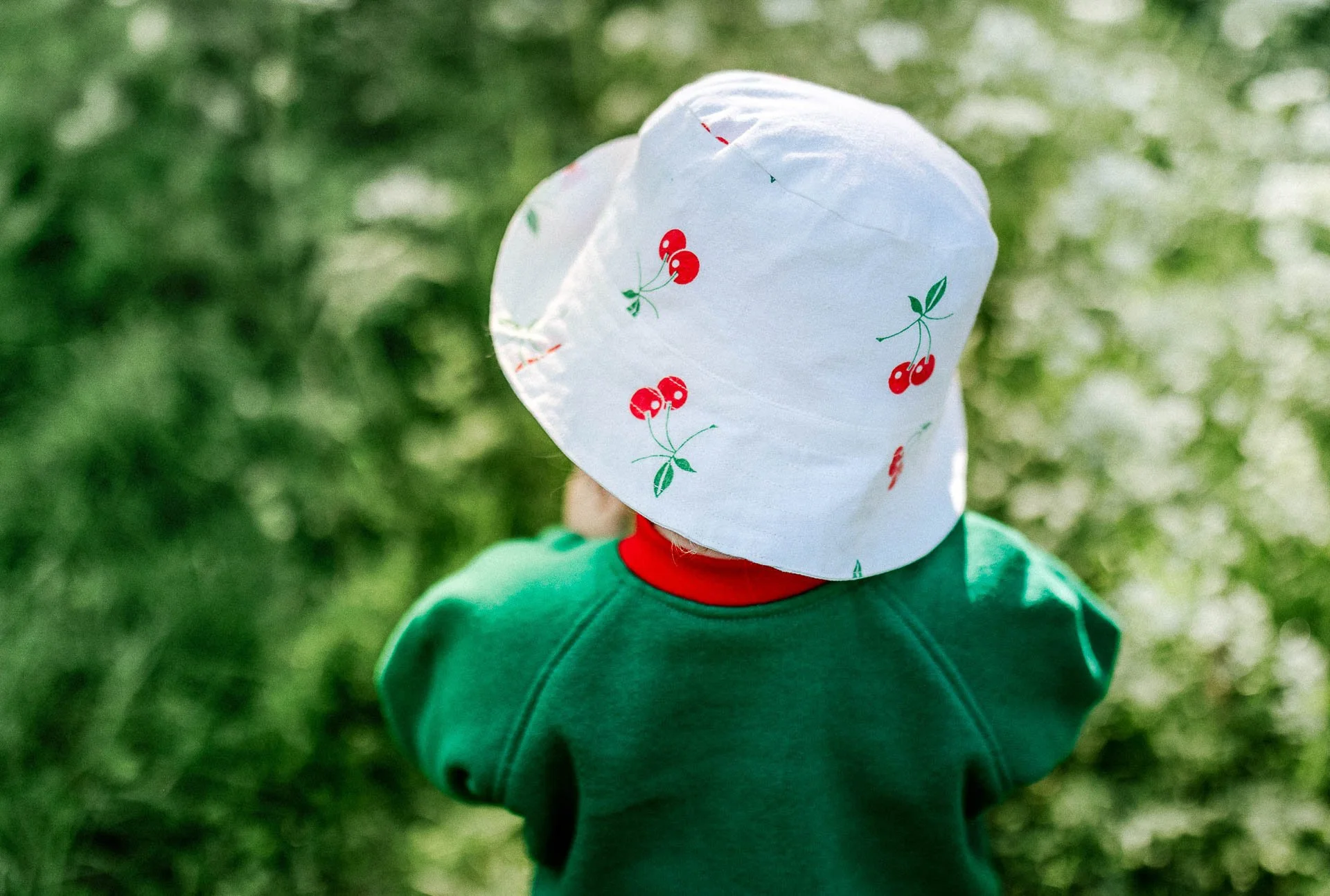 fargerikebilder av barn i lek til fæbrik sin bok fæbrik kids tatt utendørs på geitmyra matkultursenter. forfattere Jenny Skavlan, Ingrid Bergtun, Mari Norden og Ingrid Vik Lysne forlag Pullman publishing