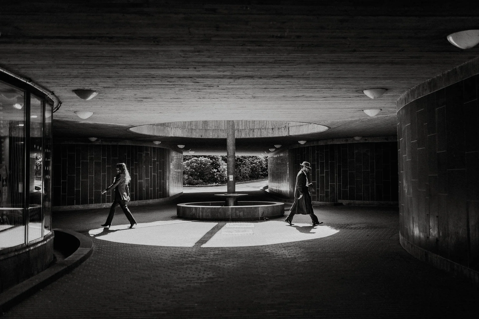 fashionshoot med modeller, en kvinne og en mann,  for paninaro vintage med stylist malin hovde tre ulike antrekk på hver av dem italiensk uttrykk 