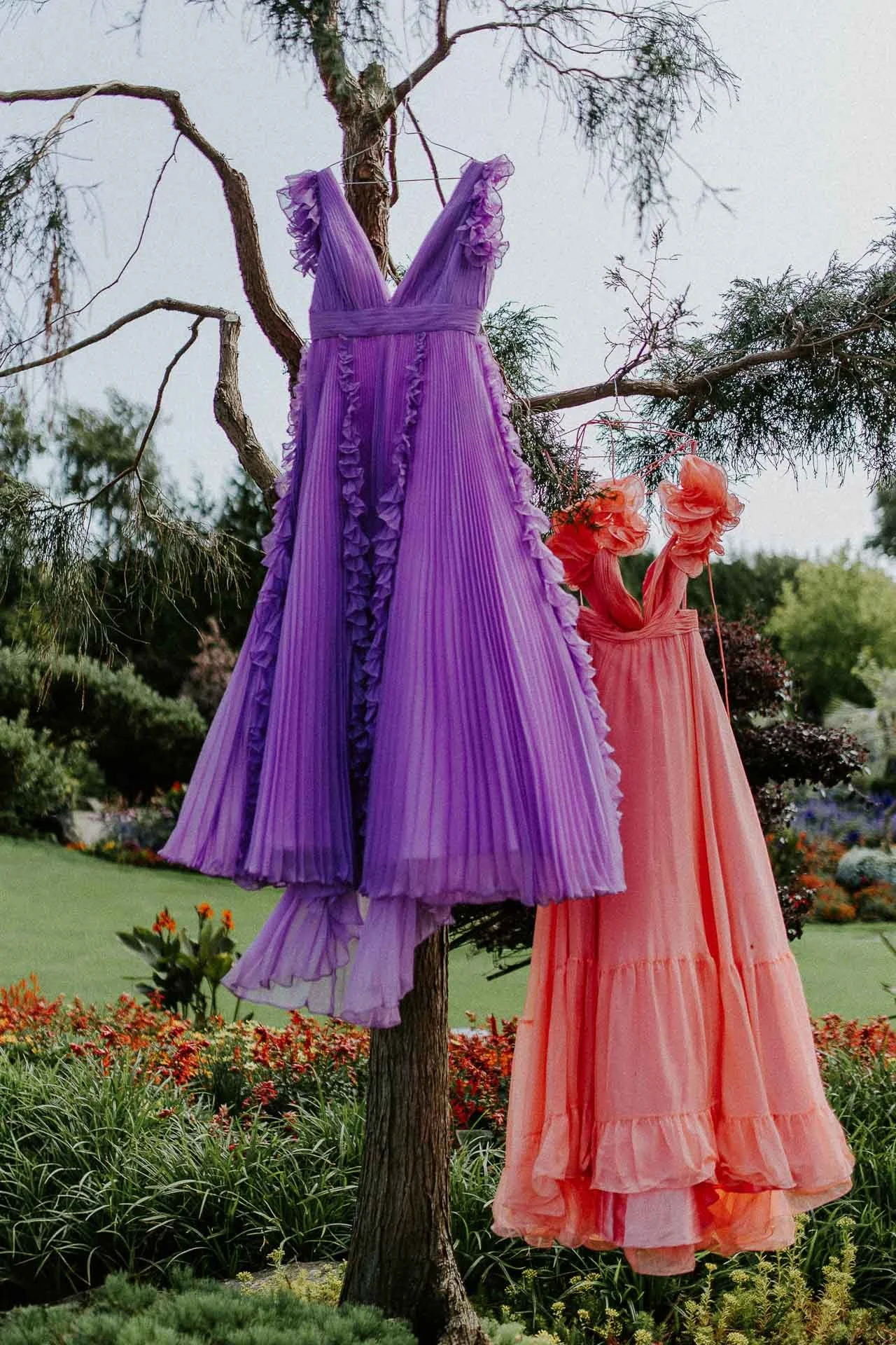 Bilder av modeller Anne Regine Ellingsæter, Vilde Vengnes, Camilla Waage og Ingrid Langdalen fra fotografering for Reli Fotograferingen foregikk på flor og fjære med natur og fargerike plagg