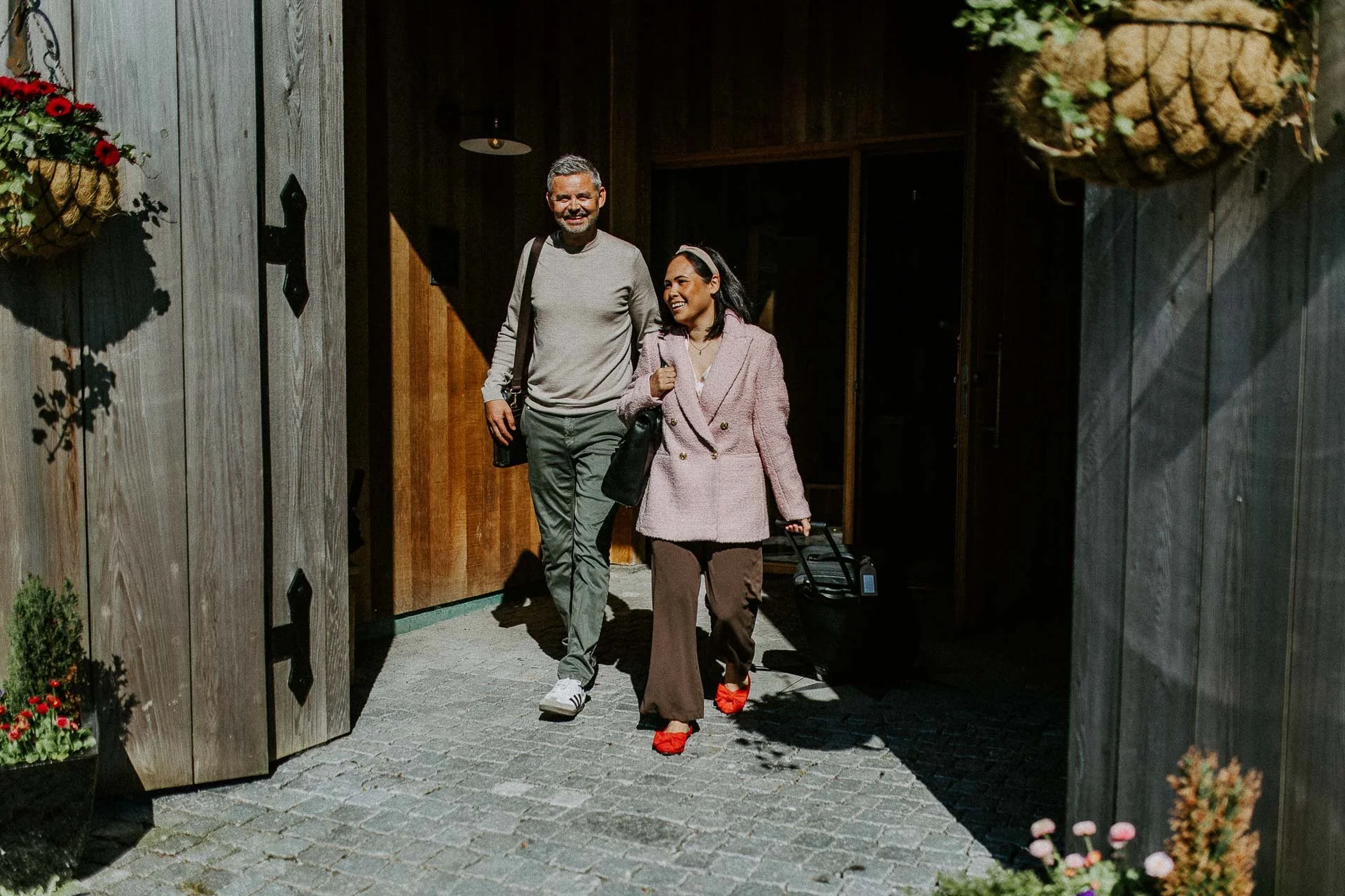 Reklamefotografering til kampanje for Altibox bedrift tatt i naturlig lys to personer som kommer ut fra utstein kloster hotell