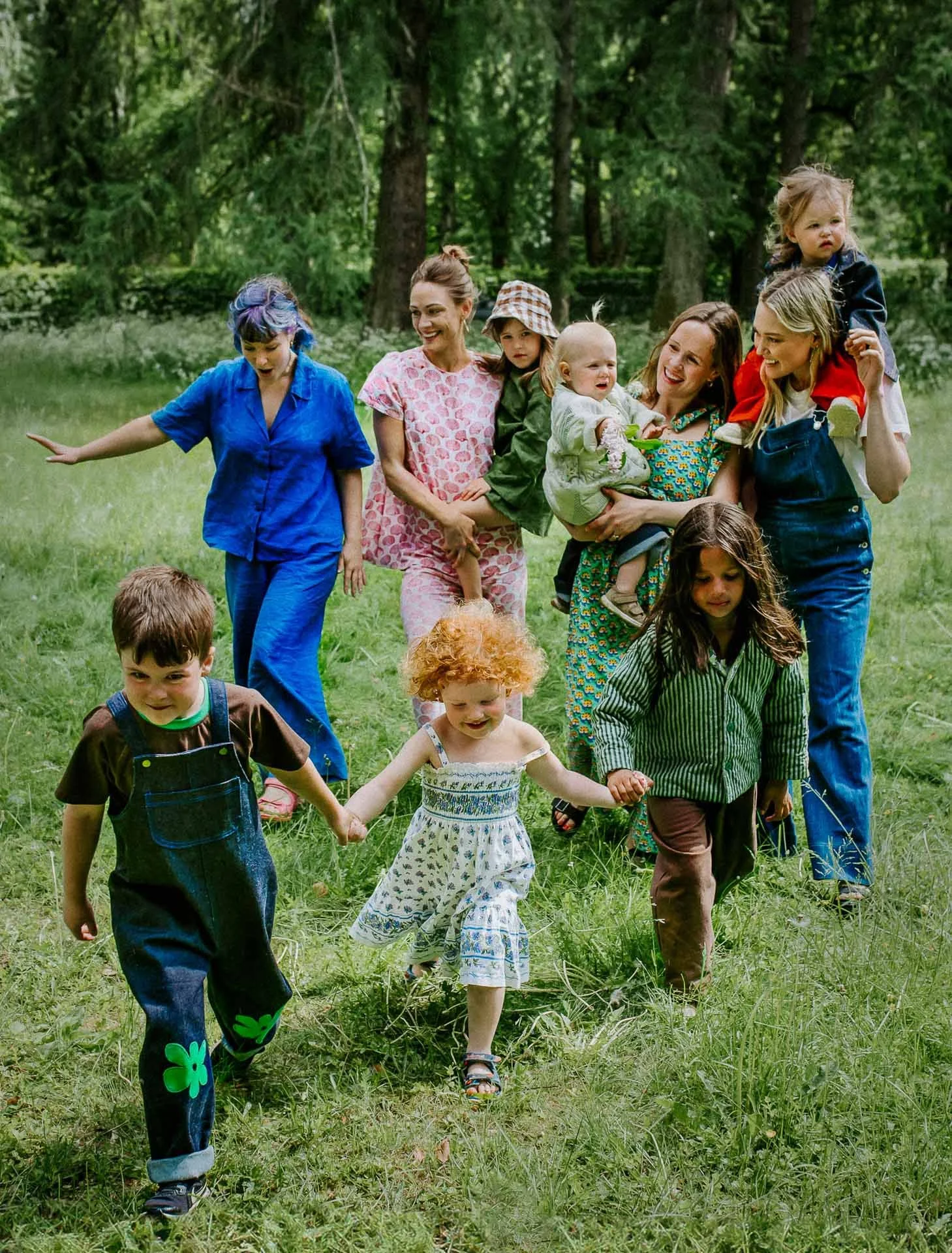 fargerikebilder av barn i lek til fæbrik sin bok fæbrik kids tatt utendørs på geitmyra matkultursenter. forfattere Jenny Skavlan, Ingrid Bergtun, Mari Norden og Ingrid Vik Lysne forlag Pullman publishing