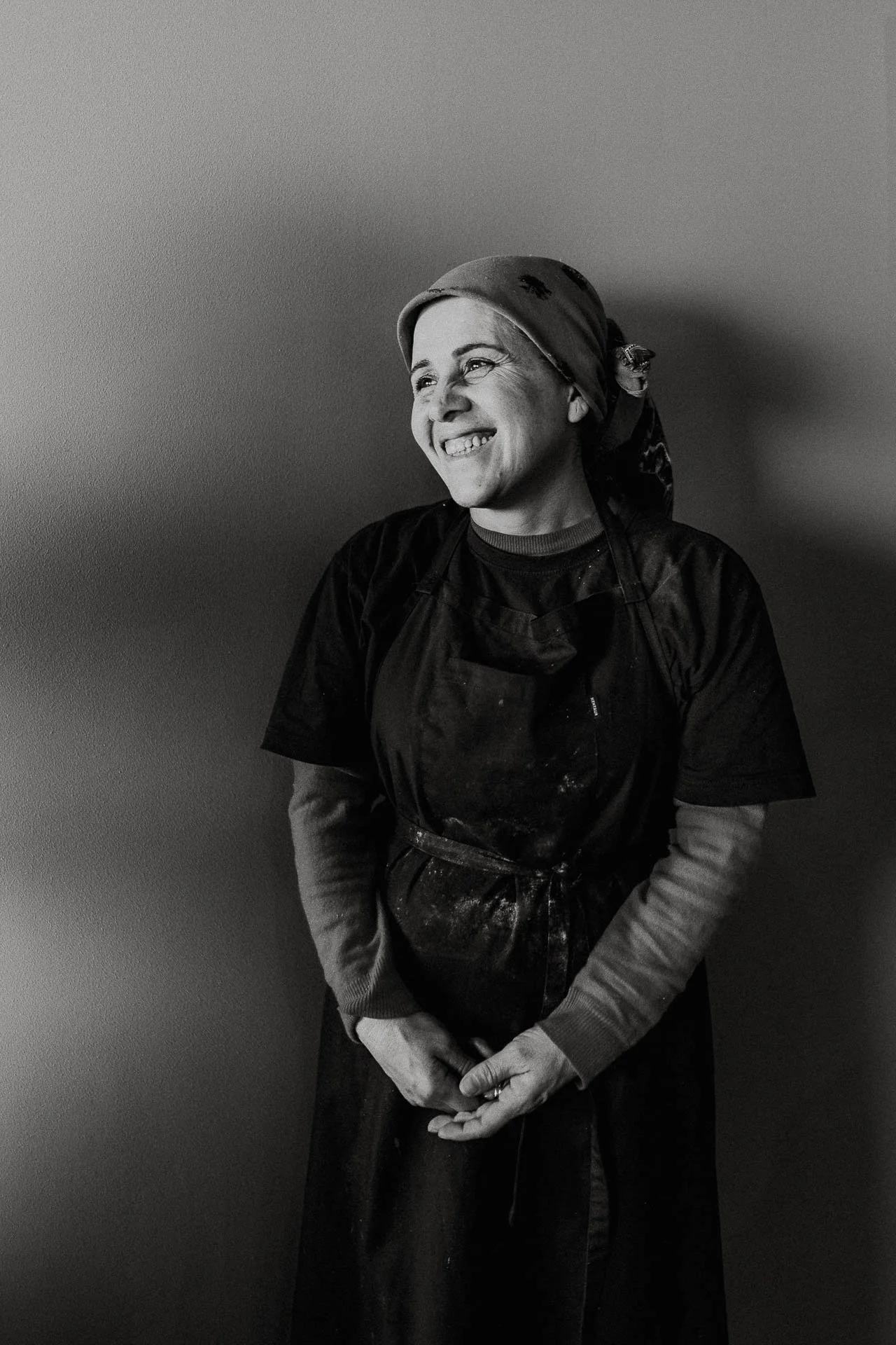 Bildene for Frænd som viser ansatte i arbeid, miljøet rundt dem og maten som serveres. naturlig lys tatt ved Innovation Dock