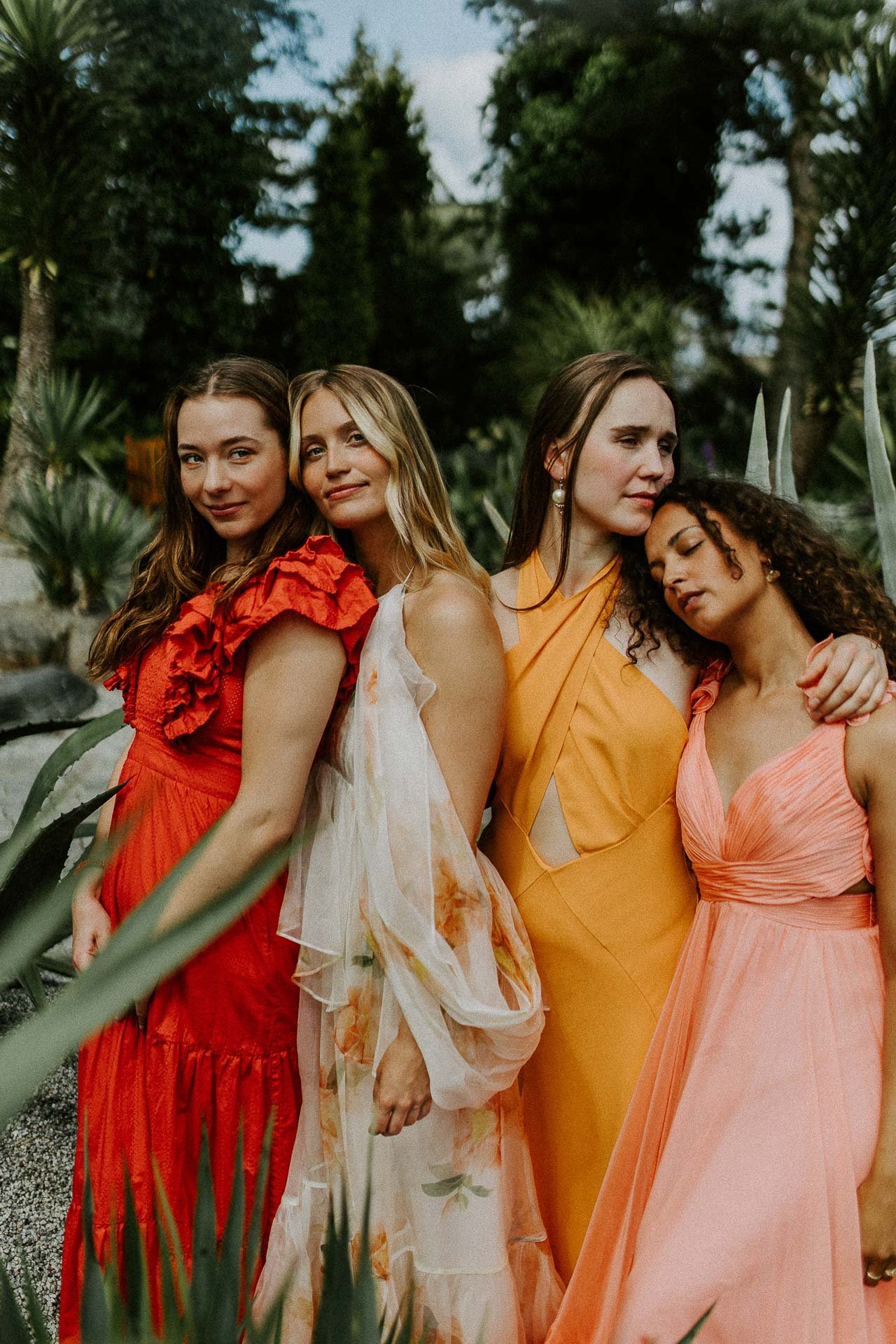 Bilder av modeller Anne Regine Ellingsæter, Vilde Vengnes, Camilla Waage og Ingrid Langdalen fra fotografering for Reli Fotograferingen foregikk på flor og fjære med natur og fargerike plagg